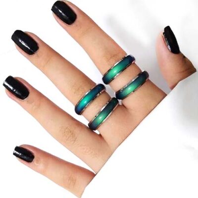 خرید انگشتر مود (Mood Ring) تغییر رنگ با احساسات انگشتر جادویی تغییر رنگ بر اساس دمای بدن و احساسات (خوشی، استرس، عشق). هدیه‌ای خاص و علمی برای آقایان و خانم‌ها. خرید آنلاین از آرامیس قم. انگشتر مود، خرید Mood Ring، انگشتر تغییر رنگ، انگشتر احساسات، هدیه خاص و جادویی، انگشتر کریستال مایع، خرازی آرامیس قم.