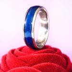 خرید انگشتر مود (Mood Ring) تغییر رنگ با احساسات انگشتر جادویی تغییر رنگ بر اساس دمای بدن و احساسات (خوشی، استرس، عشق). هدیه‌ای خاص و علمی برای آقایان و خانم‌ها. خرید آنلاین از آرامیس قم. انگشتر مود، خرید Mood Ring، انگشتر تغییر رنگ، انگشتر احساسات، هدیه خاص و جادویی، انگشتر کریستال مایع، خرازی آرامیس قم.