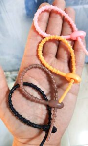 بست سیلیکونی رنگ : 10 رنگ مختلف جنس : سیلیکون  طول : 17/5 سانت کانال ایتا ( https://eitaa.com/kharraziaramis )برای عضویت و مشاهده محصولات و رهگیری کد مرسوله های ارسالی بست سیلیکونی بست دم موشی بست کمربندی بست آویز چارم بست چارم بگ بست زیپی بست دم موشی بست آویز کیف بست موبایل بست 