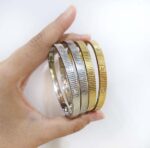 دستبند بنگل کارتیر پهن طرح طلا  استیل