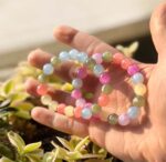 دستبند آفتاب‌پرست 🌈 دستبند آفتاب‌پرست ۷ رنگ دستبند هفت رنگ ترند و خاص ✨ معرفی محصول اگر به دنبال یک دستبند متفاوت، خاص و چشم‌نواز هستید، دستبند آفتاب‌پرست ۷ رنگ یکی از جذاب‌ترین انتخاب‌ها برای شماست. این دستبند با طراحی فانتزی و مهره‌های باکیفیت، در برابر نور جلوه‌ای شگفت‌انگیز پیدا می‌کند و رنگ‌های زیبای آن نمایان می‌شوند. ویژگی منحصربه‌فرد این محصول این است که در محیط‌های کم‌نور یا داخل منزل، مهره‌ها ظاهری روشن و نزدیک به سفید دارند؛ اما با تابش نور خورشید یا نور قوی، طیفی از ۷ رنگ زیبا روی آن نمایان می‌شود و جلوه‌ای خاص و متفاوت ایجاد می‌کند. این دستبند علاوه بر زیبایی، به دلیل کشی بودن برای اکثر سایزهای مچ مناسب است و انتخابی عالی برای استفاده روزانه یا هدیه دادن محسوب می‌شود. 💎 مشخصات محصول نام محصول: دستبند آفتاب‌پرست ۷ رنگ سنگی جنس مهره‌ها: پلاستیکی طرح: ترند، فانتزی استایل: دخترانه، زنانه، فانتزی نوع دستبند: کشی مناسب برای: تمامی سایزهای مچ تعداد مهره: ۱۹ عدد ضد حساسیت: بله، کاملاً ضد حساسیت ماندگاری: بسیار بالا (مادام‌العمر در صورت نگهداری صحیح) کاربرد: استفاده روزمره، مهمانی، دورهمی و مراسم مختلف ⭐ ویژگی‌های دستبند آفتاب‌پرست ۷ رنگ سنگی ✅ تغییر رنگ و نمایش طیف هفت‌رنگ در برابر نور ✅ مهره‌های با ظاهر شیک و لوکس ✅ طراحی ترند و فانتزی ✅ کش باکیفیت و مناسب انواع مچ ✅ کاملاً ضد حساسیت ✅ وزن سبک و استفاده راحت در طول روز ✅ مناسب برای استایل روزمره و مجلسی ✅ قیمت اقتصادی در کنار ظاهر خاص 🌞 ویژگی خاص دستبند آفتاب‌پرست مهم‌ترین تفاوت این دستبند با مدل‌های معمولی، قابلیت تغییر جلوه رنگی آن در نور است. در فضای کم‌نور، مهره‌ها رنگی روشن و ملایم دارند؛ اما زمانی که نور خورشید یا نور مستقیم به آن‌ها می‌تابد، رنگ‌های جذاب و متنوع روی مهره‌ها نمایان می‌شود و ظاهری کاملاً متفاوت ایجاد می‌کند. همین ویژگی باعث شده این مدل یکی از محبوب‌ترین دستبندهای فانتزی و ترند باشد. 💎 مزایای دستبندهای سنگی 🌿 زیبایی طبیعی هر مهره دارای بافت و جلوه‌ای خاص است که باعث می‌شود ظاهر هر دستبند منحصربه‌فرد باشد. 💪 دوام بالا  مقاومت خوبی دارند و سال‌ها زیبایی خود را حفظ می‌کنند. 🌸 مناسب انواع استایل این دستبند به راحتی با استایل‌های: اسپرت کژوال مینیمال مجلسی فانتزی ست می‌شود. 😊 مناسب پوست‌های حساس سنگ معمولاً ایجاد حساسیت پوستی نمی‌کند و این محصول نیز کاملاً ضد حساسیت است. 🎁 هدیه‌ای خاص اگر به دنبال هدیه‌ای متفاوت و به‌یادماندنی هستید، این دستبند انتخابی عالی برای: تولد سالگرد ماهگرد هدیه دوستانه هدیه ولنتاین هدیه مناسبتی خواهد بود. 🎀 چرا دستبند آفتاب‌پرست ۷ رنگ سنگی را انتخاب کنیم؟ طراحی خاص و متفاوت جلوه هفت‌رنگ در نور مهره‌های زیبا ضد حساسیت مناسب هدیه مناسب استفاده روزمره کش مقاوم قیمت مناسب ترند و محبوب 🛍️ خرید از خرازی آرامیس با خرید دستبند آفتاب‌پرست ۷ رنگ از خرازی آرامیس، محصولی خاص، باکیفیت و مطابق تصاویر دریافت خواهید کرد. همچنین با عضویت در کانال ایتای خرازی آرامیس می‌توانید از جدیدترین محصولات، تخفیف‌ها، موجودی‌های جدید و آموزش‌های مرتبط با اکسسوری و خرازی زودتر از دیگران مطلع شوید. آدرس کانال ایتا: https://eitaa.com/kharazi_aramis دستبند آفتاب پرست، دستبند آفتاب پرست ۷ رنگ، دستبند هفت رنگ، دستبند سنگی، دستبند سنگ طبیعی، دستبند دخترانه سنگی، دستبند زنانه فانتزی، دستبند ترند دخترانه، دستبند تغییر رنگ، دستبند رنگین کمانی، دستبند خاص دخترانه، دستبند کشی سنگی، خرید دستبند سنگی، قیمت دستبند سنگی، دستبند هدیه تولد، دستبند فانتزی دخترانه، دستبند مهره‌ای، بدلیجات دخترانه، اکسسوری دخترانه، خرید اکسسوری دخترانه، خرید دستبند زنانه، خرازی، خرازی آنلاین، خرازی اینترنتی، خرازی قم، فروشگاه خرازی، خرید از خرازی آنلاین، لوازم خرازی، فروشگاه بدلیجات، خرید بدلیجات آنلاین.