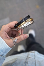 دستبند چارم ایتالیایی استیل نماد طرح چارم چارم‌ها در طرح‌های گوناگون و متنوع ارائه می‌شوند که شامل نمادها اشکال مینیمال طرح‌های فانتزی و مفهومی است. این امکان به شما داده می‌شود که دستبند خود را با انتخاب چارم‌هایی که بیانگر سلیقه، علاقه یا خاطرات شخصی‌تان هستند، شخصی‌سازی نمایید. دستبند چارم آرزو چارم اهداف استیل مدل ایتالیایی مشخصات محصول : استیل و رنگ ثابت بدون حساسیت وارداتی و باکیفیت سایز بانوان : هر دستبند دارای ۱۸ چارم ساده به طول حدود 17.5 سانته و برای دور مچ 17 سانت مناسبه سایز آقایان : هر دستبند دارای 21 چارم ساده به طول حدود 21 سانته و برای دور مچ 20 سانت مناسبه امکان حکاکی (به خواصه و سلیقه مشتری ) روی چارم ساده وجود داره به برای حکاکی به پشتیبانی ایتا ویا واتساپ 09100772050 پیام داده شود (طبق علائق و هدفاتون میتونید چارمارو حکاکی کنید😍) هر چارم حدود یک سانته خودتون میتونید چارم‌ها رو کم یا زیاد کنید و طبق سایز دستتون تنظیمش کنيد پیج اینستاگرام  https://instagram.com/kharraziarmis کانال محصولات جدید  https://eitaa.com/kharraziaramis مشاهده کدرهگیری  https://eitaa.com/postkharraziaramis کانال ایتا ( https://eitaa.com/kharraziaramis )برای عضویت و مشاهده محصولات و رهگیری کد مرسوله های ارسالی دستبند چارم دستبند هدف ها دستبند خواسته ها دستبند انگیزشی دستبند علائق دستبند خواسته ها دستبند چارم ایتالیایی دستبند nomination دستبند ایتالیایی دستبند دخترانه چارم دستبند پسرانه چارم دستبند چارم دستبند طرح چارم دستبند استیل چارم خرازی ارامیس خرازی قم خرازی زیورالات خرازی بازار تهران خرازی بازار بزرگ خرازی مروی خرازی مشهد خرازی شیراز خرازی اصفهان 