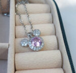 گردنبند دخترانه میکی موس سوارسکی کد353 مشخصات محصول : زنجیر : جنس استیل سایز : 0/4 رنگ نقره ای ( رنگ ثابت بدون حساسیت ) قفل و حلقه ها استیل رنگ ثابت نقره ای طول زنجیر 45 سانت جنس استیل رنگ ثابت بدون حساسیت مشخصات پلاک قطر محصول :  سانت جنس سوارسکی کانال محصولات و کدپیگیری وات ساپ https://whatsapp.com/channel/0029Vb6G4LDA89MaeB17xp18 کانال محصولات جدید پیام رسان ایتا https://eitaa.com/kharraziaramis مشاهده کدرهگیری پیام رسان ایتا https://eitaa.com/postkharraziaramis پیج اینستاگرام https://instagram.com/kharraziaramis شماره واتساپ و پاسخگویی ( ساعات کاری  9 تا 14 ) 09100772050 خرازی ارامیس خرازی قم خرازی زیورالات خرازی بازار تهران خرازی بازار بزرگ خرازی مروی خرازی مشهد خرازی شیراز خرازی اصفهان  گردنبند دخترانه میکی موس گردنبند میکی موس گردنبند زنانه میکی موس گردنبند استیل میکی موس گردنبند رتگ ثابت میکی موس گردنبند میکی موس استیل گردنبند نقره ای میکی موس گردنبند استیل دخترانه میکی موس