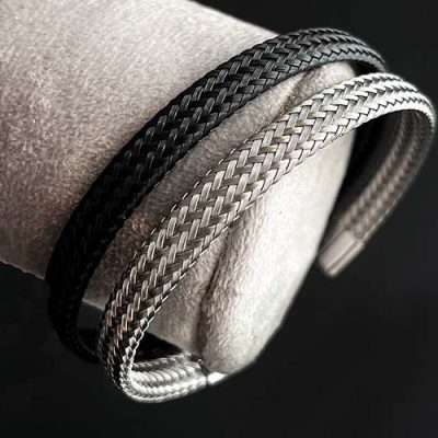 دستبند حصیری بنگل حصیری فری سایز 💎 معرفی دستبند حصیری دستبند حصیری یکی از مدل‌های ترند، خاص و جذاب بنگل است که با طراحی متفاوت و ظاهر حصیری ریزبافت، انتخابی عالی برای افرادی است که به اکسسوری‌های خاص و متفاوت علاقه دارند. این دستبند با طراحی یونیک، اسپرت قابلیت استفاده برای آقایان و بانوان را دارد و به‌راحتی می‌توان آن را با استایل‌های مختلف ست کرد. فری سایز و قابل تنظیم بودن نیز باعث شده استفاده از آن برای سایزهای مختلف مچ دست راحت باشد. ✌🏻 اگر به دنبال یک دستبند خاص و شیک برای استفاده روزمره، استایل اسپرت یا حتی کنار ساعت هستید، بنگل حصیری می‌تواند انتخاب جذابی باشد. 🌟 ویژگی‌های دستبند حصیری  ✨ ظاهر خاص و طراحی یونیک 📏 فری سایز و قابل تنظیم 🎨 رنگ‌بندی متنوع 💧 رنگ ثابت و ضد آب 💎 کیفیت فوق‌العاده 👨‍🦱👩 یونیسکس؛ مناسب آقایان و بانوان 🏃 طراحی اسپرت و قابل استفاده روزمره 🔗 مناسب برای ست کردن با سایر اکسسوری‌ها ⌚ قابل استفاده به‌صورت تکی یا در کنار ساعت 🧵 مشخصات و ویژگی‌های بنگل حصیری 🔩 جنس این مدل از استیل ساخته شده و طبق مشخصات محصول، در استفاده طولانی‌مدت تغییر رنگ کمی دارد و ضد حساسیت است. ✨ طراحی حصیری ریزبافت طراحی حصیری ریزبافت ظاهر این دستبند را از مدل‌های ساده متمایز کرده و باعث شده برای افرادی که به دنبال بنگل خاص و متفاوت هستند، گزینه جذابی باشد. 🎨 رنگ‌بندی متنوع بنگل حصیری در رنگ‌های مشکی، نقره‌ای و طلایی نیمه‌مات عرضه می‌شود و تنوع رنگی آن امکان ست کردن با لباس‌ها و سایر اکسسوری‌ها را فراهم می‌کند. 📏 فری سایز و قابل تنظیم یکی از مزیت‌های مهم این دستبند، فری سایز بودن آن است. طراحی بنگلی و قابلیت تنظیم باعث می‌شود بتوانید اندازه دستبند را متناسب با مچ دست خود تنظیم کنید. 👕 مناسب استایل‌های مختلف به دلیل طراحی اسپرت و در عین حال شیک، می‌توانید دستبند حصیری اُ را با استایل‌های مختلف استفاده کنید: استایل اسپرت استایل کژوال استایل روزمره استایل رسمی استایل مینیمال استفاده در کنار ساعت و سایر دستبندها 💫 ماندگاری و کیفیت بنگل حصیری با مراقبت صحیح می‌تواند ماندگاری خوبی داشته باشد و برای مدت طولانی مورد استفاده قرار گیرد. برای حفظ ظاهر و کیفیت بهتر اکسسوری، بهتر است از تماس طولانی‌مدت آن با مواد شیمیایی قوی و مواد شوینده خودداری شود. 👌 چرا دستبند حصیری اُ را انتخاب کنیم؟ اگر از دستبندهای معمولی و تکراری خسته شده‌اید، بنگل حصیری اُ با ظاهر متفاوت و بافت حصیری خود می‌تواند یک انتخاب خاص برای تکمیل استایل شما باشد. فری سایز بودن، رنگ‌بندی متنوع، طراحی یونیسکس، ظاهر اسپرت و امکان ست کردن با ساعت و سایر اکسسوری‌ها از مهم‌ترین ویژگی‌های این مدل هستند. 🛍️ خرید دستبند حصیری از خرازی آرامیس برای خرید دستبند حصیری، بنگل زنانه و مردانه، اکسسوری‌های ترند و بدلیجات خاص می‌توانید از محصولات خرازی آنلاین آرامیس قم دیدن کنید. 📲 کانال محصولات جدید خرازی آرامیس در ایتا برای مشاهده محصولات جدید، مدل‌های ترند، موجودی محصولات و کد رهگیری سفارش‌ها می‌توانید عضو کانال خرازی آرامیس در پیام‌رسان ایتا شوید: 🔗 https://eitaa.com/kharraziaramis 🔎 کلمات کلیدی  دستبند حصیری، بنگل حصیری، دستبند بنگل حصیری، بنگل مردانه حصیری، بنگل زنانه حصیری، دستبند حصیری مردانه، دستبند حصیری زنانه، دستبند حصیری یونیسکس، دستبند اسپرت، دستبند اسپرت زنانه، دستبند اسپرت مردانه، بنگل اسپرت، بنگل یونیسکس، دستبند فری سایز، بنگل فری سایز، دستبند قابل تنظیم، بنگل قابل تنظیم، دستبند استیل حصیری، بنگل استیل حصیری، دستبند استیل رنگ ثابت، بنگل استیل رنگ ثابت، دستبند ضد آب، دستبند رنگ ثابت، دستبند ضد حساسیت، دستبند خاص، دستبند خاص زنانه، دستبند خاص مردانه، دستبند ترند، بنگل ترند، بنگل خاص، دستبند حصیری ریزبافت، بنگل حصیری ریزبافت، دستبند مشکی حصیری، دستبند نقره ای حصیری، دستبند طلایی حصیری، بنگل مشکی، بنگل نقره ای، بنگل طلایی، دستبند کنار ساعت، دستبند مناسب ساعت، دستبند برای ست کردن، اکسسوری مردانه، اکسسوری زنانه، اکسسوری یونیسکس، بدلیجات خاص، خرید دستبند حصیری، قیمت دستبند حصیری، خرید بنگل حصیری، خرازی، خرازی آنلاین، خرازی اینترنتی، خرازی قم، خرازی بدلیجات، لوازم زیورآلات، خرازی در قم، فروشگاه خرازی قم، خرید لوازم خرازی قم، خرازی انلاین قم، خرازی عمده