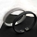 دستبند حصیری بنگل حصیری فری سایز 💎 معرفی دستبند حصیری دستبند حصیری یکی از مدل‌های ترند، خاص و جذاب بنگل است که با طراحی متفاوت و ظاهر حصیری ریزبافت، انتخابی عالی برای افرادی است که به اکسسوری‌های خاص و متفاوت علاقه دارند. این دستبند با طراحی یونیک، اسپرت قابلیت استفاده برای آقایان و بانوان را دارد و به‌راحتی می‌توان آن را با استایل‌های مختلف ست کرد. فری سایز و قابل تنظیم بودن نیز باعث شده استفاده از آن برای سایزهای مختلف مچ دست راحت باشد. ✌🏻 اگر به دنبال یک دستبند خاص و شیک برای استفاده روزمره، استایل اسپرت یا حتی کنار ساعت هستید، بنگل حصیری می‌تواند انتخاب جذابی باشد. 🌟 ویژگی‌های دستبند حصیری  ✨ ظاهر خاص و طراحی یونیک 📏 فری سایز و قابل تنظیم 🎨 رنگ‌بندی متنوع 💧 رنگ ثابت و ضد آب 💎 کیفیت فوق‌العاده 👨‍🦱👩 یونیسکس؛ مناسب آقایان و بانوان 🏃 طراحی اسپرت و قابل استفاده روزمره 🔗 مناسب برای ست کردن با سایر اکسسوری‌ها ⌚ قابل استفاده به‌صورت تکی یا در کنار ساعت 🧵 مشخصات و ویژگی‌های بنگل حصیری 🔩 جنس این مدل از استیل ساخته شده و طبق مشخصات محصول، در استفاده طولانی‌مدت تغییر رنگ کمی دارد و ضد حساسیت است. ✨ طراحی حصیری ریزبافت طراحی حصیری ریزبافت ظاهر این دستبند را از مدل‌های ساده متمایز کرده و باعث شده برای افرادی که به دنبال بنگل خاص و متفاوت هستند، گزینه جذابی باشد. 🎨 رنگ‌بندی متنوع بنگل حصیری در رنگ‌های مشکی، نقره‌ای و طلایی نیمه‌مات عرضه می‌شود و تنوع رنگی آن امکان ست کردن با لباس‌ها و سایر اکسسوری‌ها را فراهم می‌کند. 📏 فری سایز و قابل تنظیم یکی از مزیت‌های مهم این دستبند، فری سایز بودن آن است. طراحی بنگلی و قابلیت تنظیم باعث می‌شود بتوانید اندازه دستبند را متناسب با مچ دست خود تنظیم کنید. 👕 مناسب استایل‌های مختلف به دلیل طراحی اسپرت و در عین حال شیک، می‌توانید دستبند حصیری اُ را با استایل‌های مختلف استفاده کنید: استایل اسپرت استایل کژوال استایل روزمره استایل رسمی استایل مینیمال استفاده در کنار ساعت و سایر دستبندها 💫 ماندگاری و کیفیت بنگل حصیری با مراقبت صحیح می‌تواند ماندگاری خوبی داشته باشد و برای مدت طولانی مورد استفاده قرار گیرد. برای حفظ ظاهر و کیفیت بهتر اکسسوری، بهتر است از تماس طولانی‌مدت آن با مواد شیمیایی قوی و مواد شوینده خودداری شود. 👌 چرا دستبند حصیری اُ را انتخاب کنیم؟ اگر از دستبندهای معمولی و تکراری خسته شده‌اید، بنگل حصیری اُ با ظاهر متفاوت و بافت حصیری خود می‌تواند یک انتخاب خاص برای تکمیل استایل شما باشد. فری سایز بودن، رنگ‌بندی متنوع، طراحی یونیسکس، ظاهر اسپرت و امکان ست کردن با ساعت و سایر اکسسوری‌ها از مهم‌ترین ویژگی‌های این مدل هستند. 🛍️ خرید دستبند حصیری از خرازی آرامیس برای خرید دستبند حصیری، بنگل زنانه و مردانه، اکسسوری‌های ترند و بدلیجات خاص می‌توانید از محصولات خرازی آنلاین آرامیس قم دیدن کنید. 📲 کانال محصولات جدید خرازی آرامیس در ایتا برای مشاهده محصولات جدید، مدل‌های ترند، موجودی محصولات و کد رهگیری سفارش‌ها می‌توانید عضو کانال خرازی آرامیس در پیام‌رسان ایتا شوید: 🔗 https://eitaa.com/kharraziaramis 🔎 کلمات کلیدی  دستبند حصیری، بنگل حصیری، دستبند بنگل حصیری، بنگل مردانه حصیری، بنگل زنانه حصیری، دستبند حصیری مردانه، دستبند حصیری زنانه، دستبند حصیری یونیسکس، دستبند اسپرت، دستبند اسپرت زنانه، دستبند اسپرت مردانه، بنگل اسپرت، بنگل یونیسکس، دستبند فری سایز، بنگل فری سایز، دستبند قابل تنظیم، بنگل قابل تنظیم، دستبند استیل حصیری، بنگل استیل حصیری، دستبند استیل رنگ ثابت، بنگل استیل رنگ ثابت، دستبند ضد آب، دستبند رنگ ثابت، دستبند ضد حساسیت، دستبند خاص، دستبند خاص زنانه، دستبند خاص مردانه، دستبند ترند، بنگل ترند، بنگل خاص، دستبند حصیری ریزبافت، بنگل حصیری ریزبافت، دستبند مشکی حصیری، دستبند نقره ای حصیری، دستبند طلایی حصیری، بنگل مشکی، بنگل نقره ای، بنگل طلایی، دستبند کنار ساعت، دستبند مناسب ساعت، دستبند برای ست کردن، اکسسوری مردانه، اکسسوری زنانه، اکسسوری یونیسکس، بدلیجات خاص، خرید دستبند حصیری، قیمت دستبند حصیری، خرید بنگل حصیری، خرازی، خرازی آنلاین، خرازی اینترنتی، خرازی قم، خرازی بدلیجات، لوازم زیورآلات، خرازی در قم، فروشگاه خرازی قم، خرید لوازم خرازی قم، خرازی انلاین قم، خرازی عمده