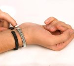 دستبند حصیری بنگل حصیری فری سایز 💎 معرفی دستبند حصیری دستبند حصیری یکی از مدل‌های ترند، خاص و جذاب بنگل است که با طراحی متفاوت و ظاهر حصیری ریزبافت، انتخابی عالی برای افرادی است که به اکسسوری‌های خاص و متفاوت علاقه دارند. این دستبند با طراحی یونیک، اسپرت قابلیت استفاده برای آقایان و بانوان را دارد و به‌راحتی می‌توان آن را با استایل‌های مختلف ست کرد. فری سایز و قابل تنظیم بودن نیز باعث شده استفاده از آن برای سایزهای مختلف مچ دست راحت باشد. ✌🏻 اگر به دنبال یک دستبند خاص و شیک برای استفاده روزمره، استایل اسپرت یا حتی کنار ساعت هستید، بنگل حصیری می‌تواند انتخاب جذابی باشد. 🌟 ویژگی‌های دستبند حصیری  ✨ ظاهر خاص و طراحی یونیک 📏 فری سایز و قابل تنظیم 🎨 رنگ‌بندی متنوع 💧 رنگ ثابت و ضد آب 💎 کیفیت فوق‌العاده 👨‍🦱👩 یونیسکس؛ مناسب آقایان و بانوان 🏃 طراحی اسپرت و قابل استفاده روزمره 🔗 مناسب برای ست کردن با سایر اکسسوری‌ها ⌚ قابل استفاده به‌صورت تکی یا در کنار ساعت 🧵 مشخصات و ویژگی‌های بنگل حصیری 🔩 جنس این مدل از استیل ساخته شده و طبق مشخصات محصول، در استفاده طولانی‌مدت تغییر رنگ کمی دارد و ضد حساسیت است. ✨ طراحی حصیری ریزبافت طراحی حصیری ریزبافت ظاهر این دستبند را از مدل‌های ساده متمایز کرده و باعث شده برای افرادی که به دنبال بنگل خاص و متفاوت هستند، گزینه جذابی باشد. 🎨 رنگ‌بندی متنوع بنگل حصیری در رنگ‌های مشکی، نقره‌ای و طلایی نیمه‌مات عرضه می‌شود و تنوع رنگی آن امکان ست کردن با لباس‌ها و سایر اکسسوری‌ها را فراهم می‌کند. 📏 فری سایز و قابل تنظیم یکی از مزیت‌های مهم این دستبند، فری سایز بودن آن است. طراحی بنگلی و قابلیت تنظیم باعث می‌شود بتوانید اندازه دستبند را متناسب با مچ دست خود تنظیم کنید. 👕 مناسب استایل‌های مختلف به دلیل طراحی اسپرت و در عین حال شیک، می‌توانید دستبند حصیری اُ را با استایل‌های مختلف استفاده کنید: استایل اسپرت استایل کژوال استایل روزمره استایل رسمی استایل مینیمال استفاده در کنار ساعت و سایر دستبندها 💫 ماندگاری و کیفیت بنگل حصیری با مراقبت صحیح می‌تواند ماندگاری خوبی داشته باشد و برای مدت طولانی مورد استفاده قرار گیرد. برای حفظ ظاهر و کیفیت بهتر اکسسوری، بهتر است از تماس طولانی‌مدت آن با مواد شیمیایی قوی و مواد شوینده خودداری شود. 👌 چرا دستبند حصیری اُ را انتخاب کنیم؟ اگر از دستبندهای معمولی و تکراری خسته شده‌اید، بنگل حصیری اُ با ظاهر متفاوت و بافت حصیری خود می‌تواند یک انتخاب خاص برای تکمیل استایل شما باشد. فری سایز بودن، رنگ‌بندی متنوع، طراحی یونیسکس، ظاهر اسپرت و امکان ست کردن با ساعت و سایر اکسسوری‌ها از مهم‌ترین ویژگی‌های این مدل هستند. 🛍️ خرید دستبند حصیری از خرازی آرامیس برای خرید دستبند حصیری، بنگل زنانه و مردانه، اکسسوری‌های ترند و بدلیجات خاص می‌توانید از محصولات خرازی آنلاین آرامیس قم دیدن کنید. 📲 کانال محصولات جدید خرازی آرامیس در ایتا برای مشاهده محصولات جدید، مدل‌های ترند، موجودی محصولات و کد رهگیری سفارش‌ها می‌توانید عضو کانال خرازی آرامیس در پیام‌رسان ایتا شوید: 🔗 https://eitaa.com/kharraziaramis 🔎 کلمات کلیدی  دستبند حصیری، بنگل حصیری، دستبند بنگل حصیری، بنگل مردانه حصیری، بنگل زنانه حصیری، دستبند حصیری مردانه، دستبند حصیری زنانه، دستبند حصیری یونیسکس، دستبند اسپرت، دستبند اسپرت زنانه، دستبند اسپرت مردانه، بنگل اسپرت، بنگل یونیسکس، دستبند فری سایز، بنگل فری سایز، دستبند قابل تنظیم، بنگل قابل تنظیم، دستبند استیل حصیری، بنگل استیل حصیری، دستبند استیل رنگ ثابت، بنگل استیل رنگ ثابت، دستبند ضد آب، دستبند رنگ ثابت، دستبند ضد حساسیت، دستبند خاص، دستبند خاص زنانه، دستبند خاص مردانه، دستبند ترند، بنگل ترند، بنگل خاص، دستبند حصیری ریزبافت، بنگل حصیری ریزبافت، دستبند مشکی حصیری، دستبند نقره ای حصیری، دستبند طلایی حصیری، بنگل مشکی، بنگل نقره ای، بنگل طلایی، دستبند کنار ساعت، دستبند مناسب ساعت، دستبند برای ست کردن، اکسسوری مردانه، اکسسوری زنانه، اکسسوری یونیسکس، بدلیجات خاص، خرید دستبند حصیری، قیمت دستبند حصیری، خرید بنگل حصیری، خرازی، خرازی آنلاین، خرازی اینترنتی، خرازی قم، خرازی بدلیجات، لوازم زیورآلات، خرازی در قم، فروشگاه خرازی قم، خرید لوازم خرازی قم، خرازی انلاین قم، خرازی عمده