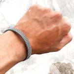 دستبند حصیری بنگل حصیری فری سایز 💎 معرفی دستبند حصیری دستبند حصیری یکی از مدل‌های ترند، خاص و جذاب بنگل است که با طراحی متفاوت و ظاهر حصیری ریزبافت، انتخابی عالی برای افرادی است که به اکسسوری‌های خاص و متفاوت علاقه دارند. این دستبند با طراحی یونیک، اسپرت قابلیت استفاده برای آقایان و بانوان را دارد و به‌راحتی می‌توان آن را با استایل‌های مختلف ست کرد. فری سایز و قابل تنظیم بودن نیز باعث شده استفاده از آن برای سایزهای مختلف مچ دست راحت باشد. ✌🏻 اگر به دنبال یک دستبند خاص و شیک برای استفاده روزمره، استایل اسپرت یا حتی کنار ساعت هستید، بنگل حصیری می‌تواند انتخاب جذابی باشد. 🌟 ویژگی‌های دستبند حصیری  ✨ ظاهر خاص و طراحی یونیک 📏 فری سایز و قابل تنظیم 🎨 رنگ‌بندی متنوع 💧 رنگ ثابت و ضد آب 💎 کیفیت فوق‌العاده 👨‍🦱👩 یونیسکس؛ مناسب آقایان و بانوان 🏃 طراحی اسپرت و قابل استفاده روزمره 🔗 مناسب برای ست کردن با سایر اکسسوری‌ها ⌚ قابل استفاده به‌صورت تکی یا در کنار ساعت 🧵 مشخصات و ویژگی‌های بنگل حصیری 🔩 جنس این مدل از استیل ساخته شده و طبق مشخصات محصول، در استفاده طولانی‌مدت تغییر رنگ کمی دارد و ضد حساسیت است. ✨ طراحی حصیری ریزبافت طراحی حصیری ریزبافت ظاهر این دستبند را از مدل‌های ساده متمایز کرده و باعث شده برای افرادی که به دنبال بنگل خاص و متفاوت هستند، گزینه جذابی باشد. 🎨 رنگ‌بندی متنوع بنگل حصیری در رنگ‌های مشکی، نقره‌ای و طلایی نیمه‌مات عرضه می‌شود و تنوع رنگی آن امکان ست کردن با لباس‌ها و سایر اکسسوری‌ها را فراهم می‌کند. 📏 فری سایز و قابل تنظیم یکی از مزیت‌های مهم این دستبند، فری سایز بودن آن است. طراحی بنگلی و قابلیت تنظیم باعث می‌شود بتوانید اندازه دستبند را متناسب با مچ دست خود تنظیم کنید. 👕 مناسب استایل‌های مختلف به دلیل طراحی اسپرت و در عین حال شیک، می‌توانید دستبند حصیری اُ را با استایل‌های مختلف استفاده کنید: استایل اسپرت استایل کژوال استایل روزمره استایل رسمی استایل مینیمال استفاده در کنار ساعت و سایر دستبندها 💫 ماندگاری و کیفیت بنگل حصیری با مراقبت صحیح می‌تواند ماندگاری خوبی داشته باشد و برای مدت طولانی مورد استفاده قرار گیرد. برای حفظ ظاهر و کیفیت بهتر اکسسوری، بهتر است از تماس طولانی‌مدت آن با مواد شیمیایی قوی و مواد شوینده خودداری شود. 👌 چرا دستبند حصیری اُ را انتخاب کنیم؟ اگر از دستبندهای معمولی و تکراری خسته شده‌اید، بنگل حصیری اُ با ظاهر متفاوت و بافت حصیری خود می‌تواند یک انتخاب خاص برای تکمیل استایل شما باشد. فری سایز بودن، رنگ‌بندی متنوع، طراحی یونیسکس، ظاهر اسپرت و امکان ست کردن با ساعت و سایر اکسسوری‌ها از مهم‌ترین ویژگی‌های این مدل هستند. 🛍️ خرید دستبند حصیری از خرازی آرامیس برای خرید دستبند حصیری، بنگل زنانه و مردانه، اکسسوری‌های ترند و بدلیجات خاص می‌توانید از محصولات خرازی آنلاین آرامیس قم دیدن کنید. 📲 کانال محصولات جدید خرازی آرامیس در ایتا برای مشاهده محصولات جدید، مدل‌های ترند، موجودی محصولات و کد رهگیری سفارش‌ها می‌توانید عضو کانال خرازی آرامیس در پیام‌رسان ایتا شوید: 🔗 https://eitaa.com/kharraziaramis 🔎 کلمات کلیدی  دستبند حصیری، بنگل حصیری، دستبند بنگل حصیری، بنگل مردانه حصیری، بنگل زنانه حصیری، دستبند حصیری مردانه، دستبند حصیری زنانه، دستبند حصیری یونیسکس، دستبند اسپرت، دستبند اسپرت زنانه، دستبند اسپرت مردانه، بنگل اسپرت، بنگل یونیسکس، دستبند فری سایز، بنگل فری سایز، دستبند قابل تنظیم، بنگل قابل تنظیم، دستبند استیل حصیری، بنگل استیل حصیری، دستبند استیل رنگ ثابت، بنگل استیل رنگ ثابت، دستبند ضد آب، دستبند رنگ ثابت، دستبند ضد حساسیت، دستبند خاص، دستبند خاص زنانه، دستبند خاص مردانه، دستبند ترند، بنگل ترند، بنگل خاص، دستبند حصیری ریزبافت، بنگل حصیری ریزبافت، دستبند مشکی حصیری، دستبند نقره ای حصیری، دستبند طلایی حصیری، بنگل مشکی، بنگل نقره ای، بنگل طلایی، دستبند کنار ساعت، دستبند مناسب ساعت، دستبند برای ست کردن، اکسسوری مردانه، اکسسوری زنانه، اکسسوری یونیسکس، بدلیجات خاص، خرید دستبند حصیری، قیمت دستبند حصیری، خرید بنگل حصیری، خرازی، خرازی آنلاین، خرازی اینترنتی، خرازی قم، خرازی بدلیجات، لوازم زیورآلات، خرازی در قم، فروشگاه خرازی قم، خرید لوازم خرازی قم، خرازی انلاین قم، خرازی عمده