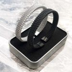 دستبند حصیری بنگل حصیری فری سایز 💎 معرفی دستبند حصیری دستبند حصیری یکی از مدل‌های ترند، خاص و جذاب بنگل است که با طراحی متفاوت و ظاهر حصیری ریزبافت، انتخابی عالی برای افرادی است که به اکسسوری‌های خاص و متفاوت علاقه دارند. این دستبند با طراحی یونیک، اسپرت قابلیت استفاده برای آقایان و بانوان را دارد و به‌راحتی می‌توان آن را با استایل‌های مختلف ست کرد. فری سایز و قابل تنظیم بودن نیز باعث شده استفاده از آن برای سایزهای مختلف مچ دست راحت باشد. ✌🏻 اگر به دنبال یک دستبند خاص و شیک برای استفاده روزمره، استایل اسپرت یا حتی کنار ساعت هستید، بنگل حصیری می‌تواند انتخاب جذابی باشد. 🌟 ویژگی‌های دستبند حصیری  ✨ ظاهر خاص و طراحی یونیک 📏 فری سایز و قابل تنظیم 🎨 رنگ‌بندی متنوع 💧 رنگ ثابت و ضد آب 💎 کیفیت فوق‌العاده 👨‍🦱👩 یونیسکس؛ مناسب آقایان و بانوان 🏃 طراحی اسپرت و قابل استفاده روزمره 🔗 مناسب برای ست کردن با سایر اکسسوری‌ها ⌚ قابل استفاده به‌صورت تکی یا در کنار ساعت 🧵 مشخصات و ویژگی‌های بنگل حصیری 🔩 جنس این مدل از استیل ساخته شده و طبق مشخصات محصول، در استفاده طولانی‌مدت تغییر رنگ کمی دارد و ضد حساسیت است. ✨ طراحی حصیری ریزبافت طراحی حصیری ریزبافت ظاهر این دستبند را از مدل‌های ساده متمایز کرده و باعث شده برای افرادی که به دنبال بنگل خاص و متفاوت هستند، گزینه جذابی باشد. 🎨 رنگ‌بندی متنوع بنگل حصیری در رنگ‌های مشکی، نقره‌ای و طلایی نیمه‌مات عرضه می‌شود و تنوع رنگی آن امکان ست کردن با لباس‌ها و سایر اکسسوری‌ها را فراهم می‌کند. 📏 فری سایز و قابل تنظیم یکی از مزیت‌های مهم این دستبند، فری سایز بودن آن است. طراحی بنگلی و قابلیت تنظیم باعث می‌شود بتوانید اندازه دستبند را متناسب با مچ دست خود تنظیم کنید. 👕 مناسب استایل‌های مختلف به دلیل طراحی اسپرت و در عین حال شیک، می‌توانید دستبند حصیری اُ را با استایل‌های مختلف استفاده کنید: استایل اسپرت استایل کژوال استایل روزمره استایل رسمی استایل مینیمال استفاده در کنار ساعت و سایر دستبندها 💫 ماندگاری و کیفیت بنگل حصیری با مراقبت صحیح می‌تواند ماندگاری خوبی داشته باشد و برای مدت طولانی مورد استفاده قرار گیرد. برای حفظ ظاهر و کیفیت بهتر اکسسوری، بهتر است از تماس طولانی‌مدت آن با مواد شیمیایی قوی و مواد شوینده خودداری شود. 👌 چرا دستبند حصیری اُ را انتخاب کنیم؟ اگر از دستبندهای معمولی و تکراری خسته شده‌اید، بنگل حصیری اُ با ظاهر متفاوت و بافت حصیری خود می‌تواند یک انتخاب خاص برای تکمیل استایل شما باشد. فری سایز بودن، رنگ‌بندی متنوع، طراحی یونیسکس، ظاهر اسپرت و امکان ست کردن با ساعت و سایر اکسسوری‌ها از مهم‌ترین ویژگی‌های این مدل هستند. 🛍️ خرید دستبند حصیری از خرازی آرامیس برای خرید دستبند حصیری، بنگل زنانه و مردانه، اکسسوری‌های ترند و بدلیجات خاص می‌توانید از محصولات خرازی آنلاین آرامیس قم دیدن کنید. 📲 کانال محصولات جدید خرازی آرامیس در ایتا برای مشاهده محصولات جدید، مدل‌های ترند، موجودی محصولات و کد رهگیری سفارش‌ها می‌توانید عضو کانال خرازی آرامیس در پیام‌رسان ایتا شوید: 🔗 https://eitaa.com/kharraziaramis 🔎 کلمات کلیدی  دستبند حصیری، بنگل حصیری، دستبند بنگل حصیری، بنگل مردانه حصیری، بنگل زنانه حصیری، دستبند حصیری مردانه، دستبند حصیری زنانه، دستبند حصیری یونیسکس، دستبند اسپرت، دستبند اسپرت زنانه، دستبند اسپرت مردانه، بنگل اسپرت، بنگل یونیسکس، دستبند فری سایز، بنگل فری سایز، دستبند قابل تنظیم، بنگل قابل تنظیم، دستبند استیل حصیری، بنگل استیل حصیری، دستبند استیل رنگ ثابت، بنگل استیل رنگ ثابت، دستبند ضد آب، دستبند رنگ ثابت، دستبند ضد حساسیت، دستبند خاص، دستبند خاص زنانه، دستبند خاص مردانه، دستبند ترند، بنگل ترند، بنگل خاص، دستبند حصیری ریزبافت، بنگل حصیری ریزبافت، دستبند مشکی حصیری، دستبند نقره ای حصیری، دستبند طلایی حصیری، بنگل مشکی، بنگل نقره ای، بنگل طلایی، دستبند کنار ساعت، دستبند مناسب ساعت، دستبند برای ست کردن، اکسسوری مردانه، اکسسوری زنانه، اکسسوری یونیسکس، بدلیجات خاص، خرید دستبند حصیری، قیمت دستبند حصیری، خرید بنگل حصیری، خرازی، خرازی آنلاین، خرازی اینترنتی، خرازی قم، خرازی بدلیجات، لوازم زیورآلات، خرازی در قم، فروشگاه خرازی قم، خرید لوازم خرازی قم، خرازی انلاین قم، خرازی عمده