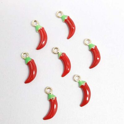 خرجکار فانتزی فلفل برجسته سه‌بعدی کد42 🌶️پلاک فانتزی مناسب ساخت زیورآلات و اکسسوری 🌶️ خرجکار فلفل برجسته سه‌بعدی؛ انتخابی خاص برای ساخت زیورآلات فانتزی و متفاوت اگر به دنبال یک خرجکار فانتزی با طراحی خاص و متفاوت برای ساخت انواع گردنبند، دستبند، گوشواره، جاکلیدی و سایر اکسسوری‌های دست‌ساز هستید، خرجکار فانتزی فلفل برجسته سه‌بعدی کد 37 انتخابی جذاب و خاص خواهد بود. طراحی برجسته و سه‌بعدی این پلاک فلفل، جلوه‌ای متفاوت به زیورآلات شما می‌بخشد و آن را به گزینه‌ای محبوب برای ساخت اکسسوری‌های فانتزی تبدیل کرده است. ✨ این پلاک فلفل سه‌بعدی با کیفیت ساخت بالا، رنگ‌آمیزی زیبا و مقاومت مناسب، برای ساخت زیورآلات کودکانه، نوجوانانه و فانتزی ایده‌آل بوده و می‌تواند به محصولات دست‌ساز شما ظاهری خاص و چشم‌نواز ببخشد. ⭐ ویژگی‌های محصول ✅ طرح فلفل برجسته سه‌بعدی ✅ طراحی فانتزی و جذاب ✅ کیفیت ساخت بالا و مقاومت مناسب ✅ رنگ‌آمیزی زیبا و بادوام ✅ مناسب برای ساخت گردنبند، دستبند، گوشواره، جاکلیدی و سایر اکسسوری‌ها ✅ مناسب برای زیورآلات فانتزی، کودکانه و دست‌ساز 📌 مشخصات فنی نام محصول: خرجکار فانتزی فلفل برجسته سه‌بعدی کد محصول: 37 ابعاد: در اطلاعات ارسالی درج نشده است. نوع: پلاک فانتزی کاربرد: ساخت زیورآلات، اکسسوری و کاردستی 💡 چرا این محصول را انتخاب کنیم؟ اگر قصد دارید زیورآلاتی خاص و متفاوت تولید کنید، خرجکار فلفل برجسته سه‌بعدی انتخابی عالی است. طراحی برجسته، کیفیت مناسب و رنگ‌آمیزی جذاب باعث می‌شود این پلاک در ساخت انواع گردنبند، دستبند، گوشواره و اکسسوری‌های دست‌ساز جلوه‌ای منحصربه‌فرد ایجاد کند. این محصول برای هنرمندان، تولیدکنندگان زیورآلات و فروشندگان اکسسوری‌های فانتزی گزینه‌ای کاربردی و پرفروش محسوب می‌شود. 🛍️ خرید از خرازی آرامیس در خرازی آرامیس می‌توانید انواع خرجکار فانتزی، پلاک زیورآلات، لوازم ساخت بدلیجات، اکسسوری و سایر ملزومات ساخت زیورآلات را با قیمت مناسب تهیه کنید. همچنین با عضویت در کانال ایتای خرازی آرامیس می‌توانید جدیدترین محصولات را مشاهده کرده و از موجودی کالاها مطلع شوید. 📢 کانال محصولات جدید: https://eitaa.com/kharraziaramis 🔍 کلمات کلیدی خرجکار فلفل، خرجکار فلفل سه بعدی، خرجکار فلفل برجسته، پلاک فلفل، پلاک فلفل سه بعدی، پلاک فلفل فانتزی، گردنبند فلفل، دستبند فلفل، گوشواره فلفل، خرجکار طرح فلفل، پلاک طرح فلفل، خرجکار فانتزی، پلاک فانتزی، خرجکار زیورآلات، لوازم ساخت زیورآلات، اکسسوری فانتزی، خرید خرجکار فلفل، قیمت خرجکار فلفل، خرجکار نگین دار، پلاک نگین دار، خرازی آرامیس، خرازی آنلاین، خرازی اینترنتی، خرازی قم، خرازی عمده، خرازی بازار، اکسسوری آنلاین، اکسسوری اینترنتی، لوازم بدلیجات.
