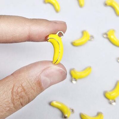 خرجکار فانتزی موز برجسته سه‌بعدی کد43 🍌 پلاک فانتزی مناسب ساخت زیورآلات و اکسسوری 🍌 خرجکار موز برجسته سه‌بعدی؛ انتخابی خاص برای ساخت زیورآلات فانتزی و متفاوت اگر به دنبال یک خرجکار فانتزی با طراحی خاص و متفاوت برای ساخت انواع گردنبند، دستبند، گوشواره، جاکلیدی و سایر اکسسوری‌های دست‌ساز هستید، خرجکار فانتزی موز برجسته سه‌بعدی کد 43 انتخابی جذاب و خاص خواهد بود. طراحی برجسته و سه‌بعدی این پلاک موز، جلوه‌ای متفاوت به زیورآلات شما می‌بخشد و آن را به گزینه‌ای محبوب برای ساخت اکسسوری‌های فانتزی تبدیل کرده است. ✨ این پلاک موز سه‌بعدی با کیفیت ساخت بالا، رنگ‌آمیزی زیبا و مقاومت مناسب، برای ساخت زیورآلات کودکانه، نوجوانانه و فانتزی ایده‌آل بوده و می‌تواند به محصولات دست‌ساز شما ظاهری خاص و چشم‌نواز ببخشد. ⭐ ویژگی‌های محصول ✅ طرح موز برجسته سه‌بعدی ✅ طراحی فانتزی و جذاب ✅ کیفیت ساخت بالا و مقاومت مناسب ✅ رنگ‌آمیزی زیبا و بادوام ✅ مناسب برای ساخت گردنبند، دستبند، گوشواره، جاکلیدی و سایر اکسسوری‌ها ✅ مناسب برای زیورآلات فانتزی، کودکانه و دست‌ساز 📌 مشخصات فنی نام محصول: خرجکار فانتزی موز برجسته سه‌بعدی کد محصول: 43 ابعاد: در اطلاعات ارسالی درج نشده است. نوع: پلاک فانتزی کاربرد: ساخت زیورآلات، اکسسوری و کاردستی 💡 چرا این محصول را انتخاب کنیم؟ اگر قصد دارید زیورآلاتی خاص و متفاوت تولید کنید، خرجکار موز برجسته سه‌بعدی انتخابی عالی است. طراحی برجسته، کیفیت مناسب و رنگ‌آمیزی جذاب باعث می‌شود این پلاک در ساخت انواع گردنبند، دستبند، گوشواره و اکسسوری‌های دست‌ساز جلوه‌ای منحصربه‌فرد ایجاد کند. این محصول برای هنرمندان، تولیدکنندگان زیورآلات و فروشندگان اکسسوری‌های فانتزی گزینه‌ای کاربردی و پرفروش محسوب می‌شود. 🛍️ خرید از خرازی آرامیس در خرازی آرامیس می‌توانید انواع خرجکار فانتزی، پلاک زیورآلات، لوازم ساخت بدلیجات، اکسسوری و سایر ملزومات ساخت زیورآلات را با قیمت مناسب تهیه کنید. همچنین با عضویت در کانال ایتای خرازی آرامیس می‌توانید جدیدترین محصولات را مشاهده کرده، از موجودی کالاها مطلع شوید و کد رهگیری مرسوله‌های ارسالی خود را دریافت کنید. 📢 کانال محصولات جدید: https://eitaa.com/kharraziaramis 🔍 کلمات کلیدی خرجکار موز، خرجکار موز سه بعدی، خرجکار موز برجسته، پلاک موز، پلاک موز سه بعدی، پلاک موز فانتزی، گردنبند موز، دستبند موز، گوشواره موز، خرجکار طرح موز، پلاک طرح موز، خرجکار فانتزی، پلاک فانتزی، خرجکار زیورآلات، لوازم ساخت زیورآلات، اکسسوری فانتزی، خرید خرجکار موز، قیمت خرجکار موز، پلاک میوه فانتزی، خرجکار میوه، خرازی آرامیس، خرازی آنلاین، خرازی اینترنتی، خرازی قم، خرازی عمده، خرازی بازار، اکسسوری آنلاین، اکسسوری اینترنتی، لوازم بدلیجات.