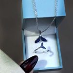 ست دم وال آبی گردنبند و انگشتر فانتزی 🐋 ست دم وال آبی گردنبند و انگشتر فانتزی ✨ معرفی ست دم وال آبی  ست دم وال آبی یک انتخاب خاص و فانتزی برای علاقه‌مندان به زیورآلات متفاوت و طرح‌های الهام‌گرفته از دریا و اقیانوس است. این ست با طراحی زیبای دم وال ، جلوه‌ای متفاوت و چشم‌نواز دارد و می‌تواند استایل شما را خاص‌تر کند. 💙 ترکیب طراحی دریایی، رنگ آبی ، این ست را به گزینه‌ای جذاب برای استفاده روزمره، مهمانی و هدیه دادن تبدیل کرده است. ⭐ ویژگی‌های ست دم وال آبی ✅ طراحی فانتزی و خاص طرح دم وال ✅ زنجیر از جنس استیل رنگ ثابت ✅ پلاک با آبکاری رادیوم ✅ انگشتر فری‌سایز و قابل تنظیم ✅ مناسب برای استفاده روزمره و استایل‌های فانتزی ✅ انتخابی مناسب برای هدیه 💍 انگشتر فری‌سایز انگشتر این ست به صورت باز و قابل تنظیم طراحی شده است و می‌توانید اندازه آن را متناسب با انگشت خود تغییر دهید. این ویژگی باعث می‌شود انتخاب این ست برای هدیه دادن نیز راحت‌تر باشد؛ زیرا نیازی به دانستن سایز دقیق انگشتر ندارید. 📌 مشخصات فنی نام محصول: ست دم وال آبی  طرح: دم وال نوع: ست زیورآلات فانتزی جنس زنجیر: استیل رنگ ثابت آبکاری پلاک: رادیوم انگشتر: فری‌سایز و قابل تنظیم رنگ : آبی مناسب برای: استفاده روزمره، استایل فانتزی و هدیه 💙 چرا ست دم وال آبی را انتخاب کنیم؟ اگر به دنبال یک زیورآلات فانتزی، خاص و متفاوت هستید، ست دم وال آبی می‌تواند انتخاب جذابی باشد. طراحی الهام‌گرفته از وال و دریا ، این محصول را از زیورآلات معمولی متمایز می‌کند. همچنین وجود انگشتر فری‌سایز باعث شده این ست برای هدیه دادن گزینه‌ای کاربردی باشد. 🌊 این محصول برای افرادی که به دریا، اقیانوس، موجودات دریایی و زیورآلات فانتزی علاقه دارند، انتخابی دوست‌داشتنی است. 🎁 مناسب برای هدیه ست دم وال آبی می‌تواند برای مناسبت‌های مختلف به‌عنوان هدیه‌ای خاص استفاده شود: 🎂 هدیه تولد 💕 هدیه برای دوست و عزیزان 🎁 هدیه مناسبتی 💙 هدیه برای علاقه‌مندان به دریا و طرح‌های دریایی ✨ هدیه دخترانه و فانتزی 🛍️ خرید از خرازی آرامیس در خرازی آرامیس می‌توانید انواع زیورآلات فانتزی، گردنبند، انگشتر، اکسسوری، بدلیجات، لوازم ساخت زیورآلات و محصولات خاص را تهیه کنید. برای مشاهده محصولات جدید، اطلاع از موجودی و دریافت کد رهگیری مرسوله‌های ارسالی، عضو کانال ایتای خرازی آرامیس شوید: 📢 کانال محصولات جدید و اطلاع از موجودی: https://eitaa.com/kharraziaramis 🔍 کلمات کلیدی  ست دم وال آبی، ست وال شب تاب، ست دم وال شب تاب، گردنبند دم وال، گردنبند وال آبی، گردنبند طرح وال، گردنبند شب تاب، گردنبند شب تاب آبی، پلاک دم وال، پلاک وال، پلاک وال آبی، پلاک طرح نهنگ، زیورآلات طرح وال، زیورآلات دریایی، زیورآلات فانتزی، انگشتر دم وال، انگشتر وال، انگشتر فری سایز، انگشتر قابل تنظیم، ست گردنبند و انگشتر، گردنبند استیل رنگ ثابت، زنجیر استیل رنگ ثابت، پلاک آبکاری رادیوم، گردنبند دخترانه فانتزی، اکسسوری دخترانه، بدلیجات فانتزی، هدیه دخترانه، هدیه خاص، خرید ست زیورآلات، خرید گردنبند وال، خرید گردنبند شب تاب، قیمت گردنبند شب تاب، خرازی آرامیس، خرازی ارامیس، خرازی آنلاین، خرازی اینترنتی، خرازی قم، خرازی بدلیجات، لوازم زیورآلات، فروشگاه خرازی قم، خرید لوازم خرازی قم، خرازی انلاین قم، اکسسوری آنلاین، اکسسوری اینترنتی، خرازی عمده.
