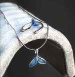 ست دم وال آبی گردنبند و انگشتر فانتزی 🐋 ست دم وال آبی گردنبند و انگشتر فانتزی ✨ معرفی ست دم وال آبی  ست دم وال آبی یک انتخاب خاص و فانتزی برای علاقه‌مندان به زیورآلات متفاوت و طرح‌های الهام‌گرفته از دریا و اقیانوس است. این ست با طراحی زیبای دم وال ، جلوه‌ای متفاوت و چشم‌نواز دارد و می‌تواند استایل شما را خاص‌تر کند. 💙 ترکیب طراحی دریایی، رنگ آبی ، این ست را به گزینه‌ای جذاب برای استفاده روزمره، مهمانی و هدیه دادن تبدیل کرده است. ⭐ ویژگی‌های ست دم وال آبی ✅ طراحی فانتزی و خاص طرح دم وال ✅ زنجیر از جنس استیل رنگ ثابت ✅ پلاک با آبکاری رادیوم ✅ انگشتر فری‌سایز و قابل تنظیم ✅ مناسب برای استفاده روزمره و استایل‌های فانتزی ✅ انتخابی مناسب برای هدیه 💍 انگشتر فری‌سایز انگشتر این ست به صورت باز و قابل تنظیم طراحی شده است و می‌توانید اندازه آن را متناسب با انگشت خود تغییر دهید. این ویژگی باعث می‌شود انتخاب این ست برای هدیه دادن نیز راحت‌تر باشد؛ زیرا نیازی به دانستن سایز دقیق انگشتر ندارید. 📌 مشخصات فنی نام محصول: ست دم وال آبی  طرح: دم وال نوع: ست زیورآلات فانتزی جنس زنجیر: استیل رنگ ثابت آبکاری پلاک: رادیوم انگشتر: فری‌سایز و قابل تنظیم رنگ : آبی مناسب برای: استفاده روزمره، استایل فانتزی و هدیه 💙 چرا ست دم وال آبی را انتخاب کنیم؟ اگر به دنبال یک زیورآلات فانتزی، خاص و متفاوت هستید، ست دم وال آبی می‌تواند انتخاب جذابی باشد. طراحی الهام‌گرفته از وال و دریا ، این محصول را از زیورآلات معمولی متمایز می‌کند. همچنین وجود انگشتر فری‌سایز باعث شده این ست برای هدیه دادن گزینه‌ای کاربردی باشد. 🌊 این محصول برای افرادی که به دریا، اقیانوس، موجودات دریایی و زیورآلات فانتزی علاقه دارند، انتخابی دوست‌داشتنی است. 🎁 مناسب برای هدیه ست دم وال آبی می‌تواند برای مناسبت‌های مختلف به‌عنوان هدیه‌ای خاص استفاده شود: 🎂 هدیه تولد 💕 هدیه برای دوست و عزیزان 🎁 هدیه مناسبتی 💙 هدیه برای علاقه‌مندان به دریا و طرح‌های دریایی ✨ هدیه دخترانه و فانتزی 🛍️ خرید از خرازی آرامیس در خرازی آرامیس می‌توانید انواع زیورآلات فانتزی، گردنبند، انگشتر، اکسسوری، بدلیجات، لوازم ساخت زیورآلات و محصولات خاص را تهیه کنید. برای مشاهده محصولات جدید، اطلاع از موجودی و دریافت کد رهگیری مرسوله‌های ارسالی، عضو کانال ایتای خرازی آرامیس شوید: 📢 کانال محصولات جدید و اطلاع از موجودی: https://eitaa.com/kharraziaramis 🔍 کلمات کلیدی  ست دم وال آبی، ست وال شب تاب، ست دم وال شب تاب، گردنبند دم وال، گردنبند وال آبی، گردنبند طرح وال، گردنبند شب تاب، گردنبند شب تاب آبی، پلاک دم وال، پلاک وال، پلاک وال آبی، پلاک طرح نهنگ، زیورآلات طرح وال، زیورآلات دریایی، زیورآلات فانتزی، انگشتر دم وال، انگشتر وال، انگشتر فری سایز، انگشتر قابل تنظیم، ست گردنبند و انگشتر، گردنبند استیل رنگ ثابت، زنجیر استیل رنگ ثابت، پلاک آبکاری رادیوم، گردنبند دخترانه فانتزی، اکسسوری دخترانه، بدلیجات فانتزی، هدیه دخترانه، هدیه خاص، خرید ست زیورآلات، خرید گردنبند وال، خرید گردنبند شب تاب، قیمت گردنبند شب تاب، خرازی آرامیس، خرازی ارامیس، خرازی آنلاین، خرازی اینترنتی، خرازی قم، خرازی بدلیجات، لوازم زیورآلات، فروشگاه خرازی قم، خرید لوازم خرازی قم، خرازی انلاین قم، اکسسوری آنلاین، اکسسوری اینترنتی، خرازی عمده.