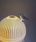 دستگاه بخور سرد پایه چوبی طرح گنجشک با ۷تغییررنگ LED رطوبت ساز  تغییر رنگ (نور پایین) · رطوبت بهینه: سطح رطوبت سالم را برای بهبود تنفس و سلامت پوست حفظ می‌کند.  مخرن 300 میلی نورپردازی LED چند حالته با نور سفید گرم و جلوه‌های تغییر رنگ، دارای منبع تغذیه USB و قابل حمل برای استفاده در منزل، محل کار یا سفر ۳۰۰ میلی‌لیتر با چراغ خواب LED رنگارنگ ، مرطوب‌کننده رومیزی شخصی USB برای ماشین، دفتر، خانه، سفر، خاموش شدن خودکار، حالت مه، فوق‌العاده بی‌صدا  دستگاه مرطوب‌کننده مینی USB با ۷ تغییر رنگ LED، کیفیت هوای داخل خانه را در فضاهای کوچک به طور مؤثری بهبود می‌بخشد و جلوه‌ای آرامش‌بخش و تزئینی از نور را ارائه می‌دهد. دستگاه مرطوب کننده USB صورتی زیبا با نور LED با قابلیت تغییر رنگ . رطوبت هوا را بهبود می‌بخشد، از پوست و تنفس سالم پشتیبانی می‌کند. مناسب برای دکوراسیون اتاق خواب و میز کار. شب خواب دستگاه بخور سرد دستگاه هواساز دستگاه بخورسرد دستگاه بخور و شبخواب بخورسرد شب خواب بخور سرد خرازی ارامیس 
