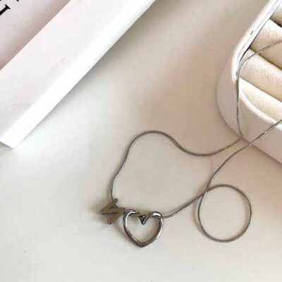 گردنبند قلب دفرمه با حروف برجسته نقره ای کد424