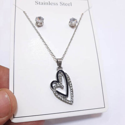 نیم ست دخترانه مدل دو قلب مشخصات محصول : رنگ نقره ای مشخصات نیم ست گردنبند + گوشواره طول زنجیر : 45 سانت استیل رنگ ثابت پلاک گردنبندی : سوارسکی طول  سانت قلاب گوشواره میخی اتصالات استیل رنگ ثابت گوشواره تک نگین سفید کانال محصولات و کدرهگیری واتساپ https://whatsapp.com/channel/0029Vb6G4LDA89MaeB17xp18 کانال محصولات جدید پیام رسان ایتا https://eitaa.com/kharraziaramis مشاهده کدرهگیری پیام رسان ایتا https://eitaa.com/postkharraziaramis پیج اینستاگرام https://instagram.com/kharraziaramis شماره واتساپ و پاسخگویی ( ساعات کاری  9 تا 14 ) 09100772050 خرازی ارامیس خرازی قم خرازی زیورالات خرازی بازار تهران خرازی بازار بزرگ خرازی مروی خرازی مشهد خرازی شیراز خرازی اصفهان نیم ست استیل گوشواره و گردنبند استیل گوشواره استیل گردنبند استیل نیم ست رنگ ثابت نیم ست طلایی استیل نیم ست زنانه نیم ست دخترانه نیم ست استیل زنانه نیم ست استیل دخترانه گردنبند زنانه گردنبند دخترانه خرازی ارامیس