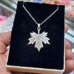 گردنبند برگ پاییزی استیل دخترانه کد273 مشخصات محصول : زنجیر : جنس استیل سایز : 0/4 رنگ طلایی ( رنگ ثابت بدون حساسیت ) قفل و حلقه ها استیل رنگ ثابت طلایی طول زنجیر 45 سانت جنس استیل رنگ ثابت بدون حساسیت ساخت ابعاد پلاک طلایی : 1/7 * 2 سانت ابعاد پلاک نقره ای : جنس استیل رنگ ثابت بدون حساسیت پیج اینستاگرام  https://instagram.com/kharraziarmis کانال محصولات جدید  https://eitaa.com/kharraziaramis مشاهده کدرهگیری  https://eitaa.com/postkharraziaramis کانال ایتا ( https://eitaa.com/kharraziaramis )برای عضویت و مشاهده محصولات و رهگیری کد مرسوله های ارسالی خرازی ارامیس خرازی قم خرازی زیورالات خرازی بازار تهران خرازی بازار بزرگ خرازی مروی خرازی مشهد خرازی شیراز خرازی اصفهان گردنبند برگ پاییزی گردنبندبرگ پاییزی گردنبند برگ پاییزی گردنبندبرگ پاییزی استیل گردنبند دخترانه برگ پاییزی رنگ ثابت گردنبند ست برگ پاییزی گردنبند استیل برگ پاییزی گردنبند زنانه برگ پاییزی گردنبند دحترانه برگ پاییزی گردنبند استیل دخترانه برگ پاییزی گردنبند دخترانه استیل برگ پاییزی گردنبند رنگ ثابت برگ پاییزی گردنبند رتگ ثابت برگ پاییزی گردنبند زنانه برگ پاییزی گردنبند 