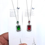 گردنبند نگین مستطیلی سوارسکی کد398 مشخصات محصول : زنجیر : جنس استیل سایز : 0/4 رنگ نقره ای ( رنگ ثابت بدون حساسیت ) قفل و حلقه ها استیل رنگ ثابت نقره ای طول زنجیر 45 سانت جنس استیل رنگ ثابت بدون حساسیت مشخصات پلاک : ابعاد محصول :   سانت پلاک سوارسکی کیفیت درجه یک ماندگاری رنگ بالا بدون حساسیت رنگ نگین سبز و قرمز کانال محصولات و کدرهگیری واتساپ https://whatsapp.com/channel/0029Vb6G4LDA89MaeB17xp18 کانال محصولات جدید پیام رسان ایتا https://eitaa.com/kharraziaramis مشاهده کدرهگیری پیام رسان ایتا https://eitaa.com/postkharraziaramis پیج اینستاگرام https://instagram.com/kharraziaramis شماره واتساپ و پاسخگویی ( ساعات کاری  9 تا 14 ) 09100772050 پلاک بیضی سوارسکی نبیضی گیندار گردنبند بیضی نگیندار بیضی نگیندار گردنبند نگین دار دخترانه گردنبند نگیندار زنانه گردنبند استیل بیضی نگیندار گردنبند دخترانه نگیندار بیضی گردنبند زنانه بیضی خرازی ارامیس خرازی قم خرازی زیورالات خرازی بازار تهران خرازی بازار بزرگ خرازی مروی خرازی مشهد خرازی شیراز خرازی اصفهان 