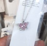  گردنبند دخترانه قلب سوارسکی کد262 مشخصات محصول : زنجیر : جنس استیل سایز : 0/4 رنگ نقره ای ( رنگ ثابت بدون حساسیت ) قفل و حلقه ها استیل رنگ ثابت طلایی طول زنجیر 45 سانت جنس استیل رنگ ثابت بدون حساسیت مشخصات پلاک قطر محصول :  سانت جنس سوارسکی کانال محصولات جدید پیام رسان ایتا https://eitaa.com/kharraziaramis کانال محصولات جدید پیام رسان روبیکا https://Rubika.ir/kharraziaramis مشاهده کدرهگیری پیام رسان ایتا https://eitaa.com/postkharraziaramis مشاهده کدرهگیری پیام رسان روبیکا https://Rubika.ir/postkharraziaramis کانال واتساپ https://whatsapp.com/channel/0029Vb6G4LDA89MaeB17xp18 پیج اینستاگرام https://instagram.com/kharraziaramis شماره واتساپ و پاسخگویی ( ساعات کاری 9 تا 13 – 17 تا 21 ) 09100772050 خرازی ارامیس خرازی قم خرازی زیورالات خرازی بازار تهران خرازی بازار بزرگ خرازی مروی خرازی مشهد خرازی شیراز خرازی اصفهان  گردنبند دخترانه قلب گردنبند قلب گردنبند زنانه قلب گردنبند استیل قلب گردنبند رتگ ثابت قلب گردنبند قلب استیل گردنبند نقره ای قلب گردنبند استیل دخترانه قلب