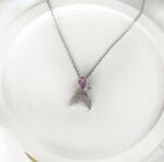 گردنبند دخترانه دم وال سوارسکی کد259 مشخصات محصول : زنجیر : جنس استیل سایز : 0/4 رنگ نقره ای ( رنگ ثابت بدون حساسیت ) قفل و حلقه ها استیل رنگ ثابت طلایی طول زنجیر 45 سانت جنس استیل رنگ ثابت بدون حساسیت مشخصات پلاک قطر محصول :  سانت جنس سوارسکی کانال محصولات جدید پیام رسان ایتا https://eitaa.com/kharraziaramis کانال محصولات جدید پیام رسان روبیکا https://Rubika.ir/kharraziaramis مشاهده کدرهگیری پیام رسان ایتا https://eitaa.com/postkharraziaramis مشاهده کدرهگیری پیام رسان روبیکا https://Rubika.ir/postkharraziaramis کانال واتساپ https://whatsapp.com/channel/0029Vb6G4LDA89MaeB17xp18 پیج اینستاگرام https://instagram.com/kharraziaramis شماره واتساپ و پاسخگویی ( ساعات کاری 9 تا 13 – 17 تا 21 ) 09100772050 خرازی ارامیس خرازی قم خرازی زیورالات خرازی بازار تهران خرازی بازار بزرگ خرازی مروی خرازی مشهد خرازی شیراز خرازی اصفهان  گردنبند دخترانه دم وال گردنبند دم وال گردنبند زنانه دم وال گردنبند استیل دم وال گردنبند رتگ ثابت دم وال گردنبند دم وال استیل گردنبند نقره ای دم وال گردنبند استیل دخترانه دم وال