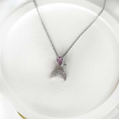 گردنبند دخترانه دم وال سوارسکی کد259 مشخصات محصول : زنجیر : جنس استیل سایز : 0/4 رنگ نقره ای ( رنگ ثابت بدون حساسیت ) قفل و حلقه ها استیل رنگ ثابت طلایی طول زنجیر 45 سانت جنس استیل رنگ ثابت بدون حساسیت مشخصات پلاک قطر محصول :  سانت جنس سوارسکی کانال محصولات جدید پیام رسان ایتا https://eitaa.com/kharraziaramis کانال محصولات جدید پیام رسان روبیکا https://Rubika.ir/kharraziaramis مشاهده کدرهگیری پیام رسان ایتا https://eitaa.com/postkharraziaramis مشاهده کدرهگیری پیام رسان روبیکا https://Rubika.ir/postkharraziaramis کانال واتساپ https://whatsapp.com/channel/0029Vb6G4LDA89MaeB17xp18 پیج اینستاگرام https://instagram.com/kharraziaramis شماره واتساپ و پاسخگویی ( ساعات کاری 9 تا 13 – 17 تا 21 ) 09100772050 خرازی ارامیس خرازی قم خرازی زیورالات خرازی بازار تهران خرازی بازار بزرگ خرازی مروی خرازی مشهد خرازی شیراز خرازی اصفهان  گردنبند دخترانه دم وال گردنبند دم وال گردنبند زنانه دم وال گردنبند استیل دم وال گردنبند رتگ ثابت دم وال گردنبند دم وال استیل گردنبند نقره ای دم وال گردنبند استیل دخترانه دم وال