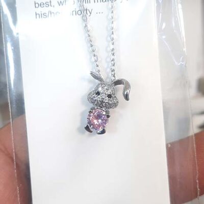 گردنبند دخترانه خرگوش سوارسکی کد258 مشخصات محصول : زنجیر : جنس استیل سایز : 0/4 رنگ نقره ای ( رنگ ثابت بدون حساسیت ) قفل و حلقه ها استیل رنگ ثابت طلایی طول زنجیر 45 سانت جنس استیل رنگ ثابت بدون حساسیت مشخصات پلاک قطر محصول :  سانت جنس سوارسکی کانال محصولات جدید پیام رسان ایتا https://eitaa.com/kharraziaramis کانال محصولات جدید پیام رسان روبیکا https://Rubika.ir/kharraziaramis مشاهده کدرهگیری پیام رسان ایتا https://eitaa.com/postkharraziaramis مشاهده کدرهگیری پیام رسان روبیکا https://Rubika.ir/postkharraziaramis کانال واتساپ https://whatsapp.com/channel/0029Vb6G4LDA89MaeB17xp18 پیج اینستاگرام https://instagram.com/kharraziaramis شماره واتساپ و پاسخگویی ( ساعات کاری 9 تا 13 – 17 تا 21 ) 09100772050 خرازی ارامیس خرازی قم خرازی زیورالات خرازی بازار تهران خرازی بازار بزرگ خرازی مروی خرازی مشهد خرازی شیراز خرازی اصفهان  گردنبند دخترانه خرگوش گردنبند خرگوش گردنبند زنانه خرگوش گردنبند استیل خرگوش گردنبند رتگ ثابت خرگوش گردنبند خرگوش استیل گردنبند نقره ای خرگوش گردنبند استیل دخترانه خرگوش