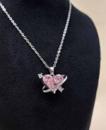  گردنبند دخترانه قلب سوارسکی کد262 مشخصات محصول : زنجیر : جنس استیل سایز : 0/4 رنگ نقره ای ( رنگ ثابت بدون حساسیت ) قفل و حلقه ها استیل رنگ ثابت طلایی طول زنجیر 45 سانت جنس استیل رنگ ثابت بدون حساسیت مشخصات پلاک قطر محصول :  سانت جنس سوارسکی کانال محصولات جدید پیام رسان ایتا https://eitaa.com/kharraziaramis کانال محصولات جدید پیام رسان روبیکا https://Rubika.ir/kharraziaramis مشاهده کدرهگیری پیام رسان ایتا https://eitaa.com/postkharraziaramis مشاهده کدرهگیری پیام رسان روبیکا https://Rubika.ir/postkharraziaramis کانال واتساپ https://whatsapp.com/channel/0029Vb6G4LDA89MaeB17xp18 پیج اینستاگرام https://instagram.com/kharraziaramis شماره واتساپ و پاسخگویی ( ساعات کاری 9 تا 13 – 17 تا 21 ) 09100772050 خرازی ارامیس خرازی قم خرازی زیورالات خرازی بازار تهران خرازی بازار بزرگ خرازی مروی خرازی مشهد خرازی شیراز خرازی اصفهان  گردنبند دخترانه قلب گردنبند قلب گردنبند زنانه قلب گردنبند استیل قلب گردنبند رتگ ثابت قلب گردنبند قلب استیل گردنبند نقره ای قلب گردنبند استیل دخترانه قلب