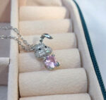 گردنبند دخترانه خرگوش سوارسکی کد258 مشخصات محصول : زنجیر : جنس استیل سایز : 0/4 رنگ نقره ای ( رنگ ثابت بدون حساسیت ) قفل و حلقه ها استیل رنگ ثابت طلایی طول زنجیر 45 سانت جنس استیل رنگ ثابت بدون حساسیت مشخصات پلاک قطر محصول :  سانت جنس سوارسکی کانال محصولات جدید پیام رسان ایتا https://eitaa.com/kharraziaramis کانال محصولات جدید پیام رسان روبیکا https://Rubika.ir/kharraziaramis مشاهده کدرهگیری پیام رسان ایتا https://eitaa.com/postkharraziaramis مشاهده کدرهگیری پیام رسان روبیکا https://Rubika.ir/postkharraziaramis کانال واتساپ https://whatsapp.com/channel/0029Vb6G4LDA89MaeB17xp18 پیج اینستاگرام https://instagram.com/kharraziaramis شماره واتساپ و پاسخگویی ( ساعات کاری 9 تا 13 – 17 تا 21 ) 09100772050 خرازی ارامیس خرازی قم خرازی زیورالات خرازی بازار تهران خرازی بازار بزرگ خرازی مروی خرازی مشهد خرازی شیراز خرازی اصفهان  گردنبند دخترانه خرگوش گردنبند خرگوش گردنبند زنانه خرگوش گردنبند استیل خرگوش گردنبند رتگ ثابت خرگوش گردنبند خرگوش استیل گردنبند نقره ای خرگوش گردنبند استیل دخترانه خرگوش