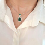 گردنبند نگین مستطیلی سوارسکی کد398 مشخصات محصول : زنجیر : جنس استیل سایز : 0/4 رنگ نقره ای ( رنگ ثابت بدون حساسیت ) قفل و حلقه ها استیل رنگ ثابت نقره ای طول زنجیر 45 سانت جنس استیل رنگ ثابت بدون حساسیت مشخصات پلاک : ابعاد محصول :   سانت پلاک سوارسکی کیفیت درجه یک ماندگاری رنگ بالا بدون حساسیت رنگ نگین سبز و قرمز کانال محصولات و کدرهگیری واتساپ https://whatsapp.com/channel/0029Vb6G4LDA89MaeB17xp18 کانال محصولات جدید پیام رسان ایتا https://eitaa.com/kharraziaramis مشاهده کدرهگیری پیام رسان ایتا https://eitaa.com/postkharraziaramis پیج اینستاگرام https://instagram.com/kharraziaramis شماره واتساپ و پاسخگویی ( ساعات کاری  9 تا 14 ) 09100772050 پلاک بیضی سوارسکی نبیضی گیندار گردنبند بیضی نگیندار بیضی نگیندار گردنبند نگین دار دخترانه گردنبند نگیندار زنانه گردنبند استیل بیضی نگیندار گردنبند دخترانه نگیندار بیضی گردنبند زنانه بیضی خرازی ارامیس خرازی قم خرازی زیورالات خرازی بازار تهران خرازی بازار بزرگ خرازی مروی خرازی مشهد خرازی شیراز خرازی اصفهان 