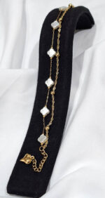 دستبند دولاین طرح ونکلیف بازنجیر خلخال مشخصات : زنجیر ونکلیف سنگی 15 سانت زنجیر خلخال 15/2 سانت زنجیر سایز 4 سانت آویز قلب انتهای دستبند + قفل + حلقه اتصال دستبند کاملا استیل آبکاری طلایی رنگ ثابت بدون حساسیت کانال محصولات و کدرهگیری واتساپ https://whatsapp.com/channel/0029Vb6G4LDA89MaeB17xp18 کانال محصولات جدید پیام رسان ایتا https://eitaa.com/kharraziaramis شماره واتساپ و پاسخگویی ( ساعات کاری  9 تا 14 ) 09100772050 دستبند دو لاین استیل دستبند دوتایی استیل دستبند دخترانه دولاین دستبند زنانه دولاین دستبند استیل دستبند استیل ونکلیف دستبند ون کلیف دستبند دخترانه ونکلیف دستبند زنانه ونکلیف دولاین خرازی آرامیس