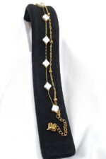 دستبند دولاین طرح ونکلیف بازنجیر خلخال مشخصات : زنجیر ونکلیف سنگی 15 سانت زنجیر خلخال 15/2 سانت زنجیر سایز 4 سانت آویز قلب انتهای دستبند + قفل + حلقه اتصال دستبند کاملا استیل آبکاری طلایی رنگ ثابت بدون حساسیت کانال محصولات و کدرهگیری واتساپ https://whatsapp.com/channel/0029Vb6G4LDA89MaeB17xp18 کانال محصولات جدید پیام رسان ایتا https://eitaa.com/kharraziaramis شماره واتساپ و پاسخگویی ( ساعات کاری  9 تا 14 ) 09100772050 دستبند دو لاین استیل دستبند دوتایی استیل دستبند دخترانه دولاین دستبند زنانه دولاین دستبند استیل دستبند استیل ونکلیف دستبند ون کلیف دستبند دخترانه ونکلیف دستبند زنانه ونکلیف دولاین خرازی آرامیس