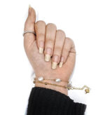 دستبند دولاین سنگ طبیعی بازنجیر خلخال مشخصات : زنجیر ونکلیف سنگی 15 سانت زنجیر خلخال 15/2 سانت زنجیر سایز 4 سانت آویز قلب انتهای دستبند + قفل + حلقه اتصال دستبند کاملا استیل آبکاری طلایی رنگ ثابت بدون حساسیت کانال محصولات و کدرهگیری واتساپ https://whatsapp.com/channel/0029Vb6G4LDA89MaeB17xp18 کانال محصولات جدید پیام رسان ایتا https://eitaa.com/kharraziaramis شماره واتساپ و پاسخگویی ( ساعات کاری  9 تا 14 ) 09100772050 دستبند دو لاین استیل دستبند دوتایی استیل دستبند دخترانه دولاین دستبند زنانه دولاین دستبند استیل دستبند استیل ونکلیف دستبند ون کلیف دستبند دخترانه ونکلیف دستبند زنانه ونکلیف دولاین خرازی آرامیس