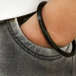 گردنبند مکعب عشق بازنجیر ویتالی نقره ای توجه : برای حک لطفا متن دلخواه خود را بعد از ثبت سفارش با فروشگاه هماهنگ کنید. 09100772050 ساعت پاسخگویی 10 الی 13 و 17 الی 21 هزینه حک بعد از هماهنگی متن یا تصویر برآورد و اعلام میشود مشصات محصول : ابعاد محصول :  تقریبا 4  سانت رنگبندی : طلایی . نقره ای . مشکی زنجیر : مدل ویتالی  طول : 55 سانت جنس رنجیر استیل رنگ ثابت کانال محصولات و کدرهگیری واتساپ https://whatsapp.com/channel/0029Vb6G4LDA89MaeB17xp18 کانال محصولات جدید پیام رسان ایتا https://eitaa.com/kharraziaramis مشاهده کدرهگیری پیام رسان ایتا https://eitaa.com/postkharraziaramis پیج اینستاگرام https://instagram.com/kharraziaramis شماره واتساپ و پاسخگویی ( ساعات کاری  9 تا 14 ) 09100772050 گردنبند مکعب عشق گردنبندمکعب عشق گردنبند شمش گردنبند مدل مکعب عشق گردنبند استیل مکعب عشق گردنبند طلایی مکعب عشق گردنبند نقره ای مکعب عشق گردنبند مشکی مکعب عشق گردنبند رنگ ثابت مکعب عشق خرازی آرامیس خرازی قم خرازی زیورآلات گردنبند مکعب عشق دستیند بنگل پیچ دستبند و گردنبند بنگل پیچ ست دستبند و گردنبند مکعب پیچ ست دستبند و گردنبند خرازی ارامیس 