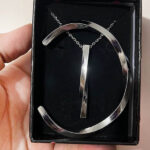 گردنبند مکعب عشق بازنجیر ویتالی نقره ای توجه : برای حک لطفا متن دلخواه خود را بعد از ثبت سفارش با فروشگاه هماهنگ کنید. 09100772050 ساعت پاسخگویی 10 الی 13 و 17 الی 21 هزینه حک بعد از هماهنگی متن یا تصویر برآورد و اعلام میشود مشصات محصول : ابعاد محصول :  تقریبا 4  سانت رنگبندی : طلایی . نقره ای . مشکی زنجیر : مدل ویتالی  طول : 55 سانت جنس رنجیر استیل رنگ ثابت کانال محصولات و کدرهگیری واتساپ https://whatsapp.com/channel/0029Vb6G4LDA89MaeB17xp18 کانال محصولات جدید پیام رسان ایتا https://eitaa.com/kharraziaramis مشاهده کدرهگیری پیام رسان ایتا https://eitaa.com/postkharraziaramis پیج اینستاگرام https://instagram.com/kharraziaramis شماره واتساپ و پاسخگویی ( ساعات کاری  9 تا 14 ) 09100772050 گردنبند مکعب عشق گردنبندمکعب عشق گردنبند شمش گردنبند مدل مکعب عشق گردنبند استیل مکعب عشق گردنبند طلایی مکعب عشق گردنبند نقره ای مکعب عشق گردنبند مشکی مکعب عشق گردنبند رنگ ثابت مکعب عشق خرازی آرامیس خرازی قم خرازی زیورآلات گردنبند مکعب عشق دستیند بنگل پیچ دستبند و گردنبند بنگل پیچ ست دستبند و گردنبند مکعب پیچ ست دستبند و گردنبند خرازی ارامیس 