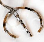 گردنبند مکعب عشق بازنجیر ویتالی نقره ای توجه : برای حک لطفا متن دلخواه خود را بعد از ثبت سفارش با فروشگاه هماهنگ کنید. 09100772050 ساعت پاسخگویی 10 الی 13 و 17 الی 21 هزینه حک بعد از هماهنگی متن یا تصویر برآورد و اعلام میشود مشصات محصول : ابعاد محصول :  تقریبا 4  سانت رنگبندی : طلایی . نقره ای . مشکی زنجیر : مدل ویتالی  طول : 55 سانت جنس رنجیر استیل رنگ ثابت کانال محصولات و کدرهگیری واتساپ https://whatsapp.com/channel/0029Vb6G4LDA89MaeB17xp18 کانال محصولات جدید پیام رسان ایتا https://eitaa.com/kharraziaramis مشاهده کدرهگیری پیام رسان ایتا https://eitaa.com/postkharraziaramis پیج اینستاگرام https://instagram.com/kharraziaramis شماره واتساپ و پاسخگویی ( ساعات کاری  9 تا 14 ) 09100772050 گردنبند مکعب عشق گردنبندمکعب عشق گردنبند شمش گردنبند مدل مکعب عشق گردنبند استیل مکعب عشق گردنبند طلایی مکعب عشق گردنبند نقره ای مکعب عشق گردنبند مشکی مکعب عشق گردنبند رنگ ثابت مکعب عشق خرازی آرامیس خرازی قم خرازی زیورآلات گردنبند مکعب عشق دستیند بنگل پیچ دستبند و گردنبند بنگل پیچ ست دستبند و گردنبند مکعب پیچ ست دستبند و گردنبند خرازی ارامیس 