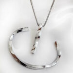 گردنبند مکعب عشق بازنجیر ویتالی نقره ای توجه : برای حک لطفا متن دلخواه خود را بعد از ثبت سفارش با فروشگاه هماهنگ کنید. 09100772050 ساعت پاسخگویی 10 الی 13 و 17 الی 21 هزینه حک بعد از هماهنگی متن یا تصویر برآورد و اعلام میشود مشصات محصول : ابعاد محصول :  تقریبا 4  سانت رنگبندی : طلایی . نقره ای . مشکی زنجیر : مدل ویتالی  طول : 55 سانت جنس رنجیر استیل رنگ ثابت کانال محصولات و کدرهگیری واتساپ https://whatsapp.com/channel/0029Vb6G4LDA89MaeB17xp18 کانال محصولات جدید پیام رسان ایتا https://eitaa.com/kharraziaramis مشاهده کدرهگیری پیام رسان ایتا https://eitaa.com/postkharraziaramis پیج اینستاگرام https://instagram.com/kharraziaramis شماره واتساپ و پاسخگویی ( ساعات کاری  9 تا 14 ) 09100772050 گردنبند مکعب عشق گردنبندمکعب عشق گردنبند شمش گردنبند مدل مکعب عشق گردنبند استیل مکعب عشق گردنبند طلایی مکعب عشق گردنبند نقره ای مکعب عشق گردنبند مشکی مکعب عشق گردنبند رنگ ثابت مکعب عشق خرازی آرامیس خرازی قم خرازی زیورآلات گردنبند مکعب عشق دستیند بنگل پیچ دستبند و گردنبند بنگل پیچ ست دستبند و گردنبند مکعب پیچ ست دستبند و گردنبند خرازی ارامیس 