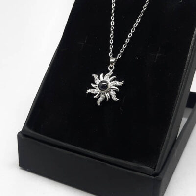 گردنبند به صد زبان دوستت دارم خورشید کد330 مشخصات محصول : ابعاد کامل محصول : 1/4 * 2/3 باحلقه گردنبندی زنجیر استیل رنگ ثابت بدون حساسیت سایز 45 سانت با زنجیر تنظیم با نگین به صد زبان دوستت دارم کانال محصولات جدید پیام رسان ایتا https://eitaa.com/kharraziaramis کانال محصولات جدید پیام رسان روبیکا https://Rubika.ir/kharraziaramis مشاهده کدرهگیری پیام رسان ایتا https://eitaa.com/postkharraziaramis مشاهده کدرهگیری پیام رسان روبیکا https://Rubika.ir/postkharraziaramis کانال واتساپ https://whatsapp.com/channel/0029Vb6G4LDA89MaeB17xp18 پیج اینستاگرام https://instagram.com/kharraziaramis شماره واتساپ و پاسخگویی ( ساعات کاری 9 تا 13 – 17 تا 21 ) 09100772050 گردنبند صدزبان گردنبند صد زبان دوست دارم گردنبند به صدزبان دوستت دارم گردنبند استیل به صد زبان گردنبند رنگ ثابت به صد زبان I love you in a hundred languages CustoMyLove™ I Love you in 100 Languages Necklace Images may be