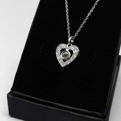 گردنبند به صد زبان دوستت دارم قلب کد327 مشخصات محصول : ابعاد کامل محصول :  باحلقه گردنبندی زنجیر استیل رنگ ثابت بدون حساسیت سایز 45 سانت با زنجیر تنظیم با نگین به صد زبان دوستت دارم کانال محصولات جدید پیام رسان ایتا https://eitaa.com/kharraziaramis مشاهده کدرهگیری پیام رسان ایتا https://eitaa.com/postkharraziaramis کانال واتساپ https://whatsapp.com/channel/0029Vb6G4LDA89MaeB17xp18 شماره واتساپ و پاسخگویی ( ساعات کاری 9 تا 13 – 17 تا 21 ) 09100772050 گردنبند صدزبان گردنبند صد زبان دوست دارم گردنبند به صدزبان دوستت دارم گردنبند استیل به صد زبان گردنبند رنگ ثابت به صد زبان I love you in a hundred languages CustoMyLove™ I Love you in 100 Languages Necklace Images may be