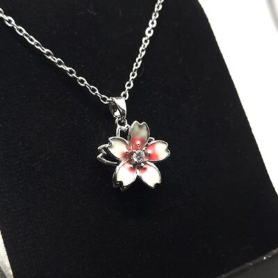 گردنبند دخترانه گل میناکاری کد7 نقره ای مشخصات محصول : زنجیر : جنس استیل سایز : 0/4 رنگ نقره ای ( رنگ ثابت بدون حساسیت ) قفل و حلقه ها استیل رنگ ثابت طول زنجیر 45 سانت جنس استیل رنگ ثابت بدون حساسیت خرجکار : مدل برف برف به صورت چرخشی ابعاد محصول پلاک گردنبندی : سانت پلاک سوارسکی خراری آنلاین آرامیس قم  کانال ایتا ( https://eitaa.com/kharraziaramis )برای عضویت و مشاهده محصولات و رهگیری کد مرسوله های ارسالی گردنبند گل نگیندار چرخشی گردنبندگل نگیندار چرخشی گردنبند استیل گل نگیندار چرخشی گردنبند گل چرخشی استیل گردنبند گل نگیندار نگیندار رنگ ثابت نگیندار گل چرخشی گردنبند گل رنگ ثابت خرازی آرامیس خرازی قم خرازی بدلیجات اکسسوری گردنبند استیل گردنبنداستیل گردنبندرنگ ثابت گردنبند رنگ ثابت گردنبند استیل نقره ای گردنبند استیل طلایی گردنبند طلایی استیل گردنبند نقره ای استیل گردنبند زنانه گردنبند دخترانه گردنبند قشنگ گردنبند دخترونه گردنبند مناسب هدیه گردنبند