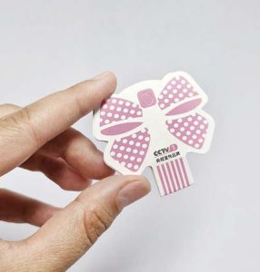 کارت زیورآلات طرح تاشو مدل پاپیون 🎀 کارت زیورآلات طرح تاشو مدل پاپیون مناسب گردنبند، گوشواره و دستبند 🎀 معرفی کارت زیورآلات طرح تاشو مدل پاپیون کارت زیورآلات طرح تاشو مدل پاپیون یک انتخاب زیبا و کاربردی برای بسته‌بندی و ارائه انواع زیورآلات و اکسسوری است. طراحی فانتزی و طرح کودکانه پاپیون این کارت باعث می‌شود محصولات شما ظاهر جذاب‌تر و مرتب‌تری داشته باشند. این کارت برای قرار دادن و بسته‌بندی انواع گردنبند، گوشواره و دستبند مناسب است و می‌تواند برای فروشگاه‌های بدلیجات، تولیدکنندگان زیورآلات، فروشندگان اکسسوری و افرادی که محصولات دست‌ساز تولید می‌کنند، کاربرد زیادی داشته باشد. ✨ استفاده از کارت بسته‌بندی زیبا، علاوه بر مرتب نگه داشتن محصول، ظاهر آن را حرفه‌ای‌تر کرده و برای ارائه زیورآلات به مشتری یا هدیه دادن بسیار مناسب است. ⭐ ویژگی‌های محصول ✅ طراحی زیبا و فانتزی طرح پاپیون ✅ مدل تاشو ✅ دارای طرح کودکانه و جذاب ✅ مناسب برای بسته‌بندی انواع زیورآلات ✅ مناسب برای گردنبند، گوشواره و دستبند ✅ مناسب برای ارائه محصولات دست‌ساز ✅ کاربردی برای فروشگاه‌های بدلیجات و اکسسوری ✅ مناسب برای بسته‌بندی و هدیه دادن 💍 کاربردهای کارت زیورآلات این محصول برای بسته‌بندی و ارائه انواع محصولات زیر مناسب است: 📿 کارت گردنبند 💎 کارت گوشواره 📿 کارت دستبند 🎀 بسته‌بندی انواع اکسسوری 💍 بسته‌بندی زیورآلات دست‌ساز 🎁 ارائه زیورآلات به‌عنوان هدیه 🏪 مناسب برای فروشگاه‌های بدلیجات و اکسسوری 💡 چرا کارت زیورآلات طرح پاپیون را انتخاب کنیم؟ بسته‌بندی زیبا نقش مهمی در جذابیت و ارائه محصولات دارد. کارت زیورآلات طرح تاشو پاپیون با طراحی فانتزی و کودکانه، انتخابی مناسب برای افرادی است که می‌خواهند زیورآلات و اکسسوری‌های خود را به شکل مرتب و زیباتری ارائه کنند. این کارت می‌تواند برای فروشندگان زیورآلات، تولیدکنندگان محصولات دست‌ساز و فروشگاه‌های اکسسوری کاربردی باشد و ظاهر محصول را حرفه‌ای‌تر و جذاب‌تر نشان دهد. 🛍️ خرید از خرازی آرامیس در خرازی آرامیس می‌توانید انواع کارت زیورآلات، کارت بسته‌بندی، لوازم ساخت زیورآلات، لوازم بدلیجات، خرجکار و اکسسوری را تهیه کنید. برای مشاهده محصولات جدید، اطلاع از موجودی کالاها و مشاهده کد رهگیری مرسوله‌های ارسالی، از طریق صفحات زیر همراه ما باشید: 📷 پیج اینستاگرام خرازی آرامیس: https://instagram.com/kharraziarmis 📢 کانال محصولات جدید در ایتا: https://eitaa.com/kharraziaramis 🔍 کلمات کلیدی کارت زیورآلات، کارت زیورالات، کارت بدلیجات، کارت بسته بندی زیورآلات، کارت بسته بندی بدلیجات، کارت اکسسوری، کارت گردنبند، کارت مخصوص گردنبند، کارت دستبند، کارت مخصوص دستبند، کارت گوشواره، کارت مخصوص گوشواره، کارت نیم ست، کارت سرویس زیورآلات، کارت بسته بندی اکسسوری، کارت زیورآلات تاشو، کارت بدلیجات تاشو، کارت زیورآلات طرح پاپیون، کارت پاپیونی، کارت زیورآلات کودکانه، کارت فانتزی زیورآلات، بسته بندی گردنبند، بسته بندی گوشواره، بسته بندی دستبند، لوازم بسته بندی زیورآلات، لوازم ساخت بدلیجات، لوازم ساخت زیورآلات، کارت مخصوص زیورآلات، کارت مخصوص بدلیجات، کارت ارائه زیورآلات، خرازی آرامیس، خرازی ارامیس، خرازی آنلاین، خرازی اینترنتی، خرازی قم، خرازی بدلیجات، لوازم زیورآلات، فروشگاه خرازی قم، خرازی عمده آرامیس.