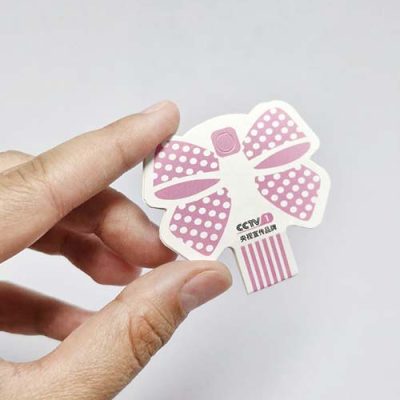 کارت زیورآلات طرح تاشو مدل پاپیون 🎀 کارت زیورآلات طرح تاشو مدل پاپیون مناسب گردنبند، گوشواره و دستبند 🎀 معرفی کارت زیورآلات طرح تاشو مدل پاپیون کارت زیورآلات طرح تاشو مدل پاپیون یک انتخاب زیبا و کاربردی برای بسته‌بندی و ارائه انواع زیورآلات و اکسسوری است. طراحی فانتزی و طرح کودکانه پاپیون این کارت باعث می‌شود محصولات شما ظاهر جذاب‌تر و مرتب‌تری داشته باشند. این کارت برای قرار دادن و بسته‌بندی انواع گردنبند، گوشواره و دستبند مناسب است و می‌تواند برای فروشگاه‌های بدلیجات، تولیدکنندگان زیورآلات، فروشندگان اکسسوری و افرادی که محصولات دست‌ساز تولید می‌کنند، کاربرد زیادی داشته باشد. ✨ استفاده از کارت بسته‌بندی زیبا، علاوه بر مرتب نگه داشتن محصول، ظاهر آن را حرفه‌ای‌تر کرده و برای ارائه زیورآلات به مشتری یا هدیه دادن بسیار مناسب است. ⭐ ویژگی‌های محصول ✅ طراحی زیبا و فانتزی طرح پاپیون ✅ مدل تاشو ✅ دارای طرح کودکانه و جذاب ✅ مناسب برای بسته‌بندی انواع زیورآلات ✅ مناسب برای گردنبند، گوشواره و دستبند ✅ مناسب برای ارائه محصولات دست‌ساز ✅ کاربردی برای فروشگاه‌های بدلیجات و اکسسوری ✅ مناسب برای بسته‌بندی و هدیه دادن 💍 کاربردهای کارت زیورآلات این محصول برای بسته‌بندی و ارائه انواع محصولات زیر مناسب است: 📿 کارت گردنبند 💎 کارت گوشواره 📿 کارت دستبند 🎀 بسته‌بندی انواع اکسسوری 💍 بسته‌بندی زیورآلات دست‌ساز 🎁 ارائه زیورآلات به‌عنوان هدیه 🏪 مناسب برای فروشگاه‌های بدلیجات و اکسسوری 💡 چرا کارت زیورآلات طرح پاپیون را انتخاب کنیم؟ بسته‌بندی زیبا نقش مهمی در جذابیت و ارائه محصولات دارد. کارت زیورآلات طرح تاشو پاپیون با طراحی فانتزی و کودکانه، انتخابی مناسب برای افرادی است که می‌خواهند زیورآلات و اکسسوری‌های خود را به شکل مرتب و زیباتری ارائه کنند. این کارت می‌تواند برای فروشندگان زیورآلات، تولیدکنندگان محصولات دست‌ساز و فروشگاه‌های اکسسوری کاربردی باشد و ظاهر محصول را حرفه‌ای‌تر و جذاب‌تر نشان دهد. 🛍️ خرید از خرازی آرامیس در خرازی آرامیس می‌توانید انواع کارت زیورآلات، کارت بسته‌بندی، لوازم ساخت زیورآلات، لوازم بدلیجات، خرجکار و اکسسوری را تهیه کنید. برای مشاهده محصولات جدید، اطلاع از موجودی کالاها و مشاهده کد رهگیری مرسوله‌های ارسالی، از طریق صفحات زیر همراه ما باشید: 📷 پیج اینستاگرام خرازی آرامیس: https://instagram.com/kharraziarmis 📢 کانال محصولات جدید در ایتا: https://eitaa.com/kharraziaramis 🔍 کلمات کلیدی کارت زیورآلات، کارت زیورالات، کارت بدلیجات، کارت بسته بندی زیورآلات، کارت بسته بندی بدلیجات، کارت اکسسوری، کارت گردنبند، کارت مخصوص گردنبند، کارت دستبند، کارت مخصوص دستبند، کارت گوشواره، کارت مخصوص گوشواره، کارت نیم ست، کارت سرویس زیورآلات، کارت بسته بندی اکسسوری، کارت زیورآلات تاشو، کارت بدلیجات تاشو، کارت زیورآلات طرح پاپیون، کارت پاپیونی، کارت زیورآلات کودکانه، کارت فانتزی زیورآلات، بسته بندی گردنبند، بسته بندی گوشواره، بسته بندی دستبند، لوازم بسته بندی زیورآلات، لوازم ساخت بدلیجات، لوازم ساخت زیورآلات، کارت مخصوص زیورآلات، کارت مخصوص بدلیجات، کارت ارائه زیورآلات، خرازی آرامیس، خرازی ارامیس، خرازی آنلاین، خرازی اینترنتی، خرازی قم، خرازی بدلیجات، لوازم زیورآلات، فروشگاه خرازی قم، خرازی عمده آرامیس.