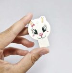 کارت زیورآلات طرح تاشو مدل کیتی بسته ۱۰ عددی 🐱 معرفی کارت زیورآلات طرح تاشو مدل کیتی کارت زیورآلات طرح تاشو مدل کیتی یک انتخاب فانتزی و جذاب برای بسته‌بندی و ارائه انواع زیورآلات و اکسسوری است. طراحی دوست‌داشتنی طرح کیتی باعث می‌شود بسته‌بندی محصولات، به‌خصوص زیورآلات کودکانه و دخترانه، ظاهری زیباتر و جذاب‌تر داشته باشد. این کارت زیورآلات به‌صورت تاشو طراحی شده و برای قرار دادن انواع گردنبند، گوشواره و دستبند مناسب است. اگر فروشنده بدلیجات، تولیدکننده زیورآلات دست‌ساز یا فعال حوزه اکسسوری هستید، استفاده از کارت بسته‌بندی مناسب می‌تواند ظاهر محصولات شما را حرفه‌ای‌تر کند. ✨ این محصول در بسته ۱۰ عددی عرضه می‌شود و گزینه‌ای کاربردی برای بسته‌بندی زیورآلات و اکسسوری‌های فانتزی است. ⭐ ویژگی‌های محصول ✅ طراحی فانتزی و جذاب طرح کیتی ✅ مدل تاشو ✅ مناسب برای زیورآلات کودکانه و دخترانه ✅ مناسب برای بسته‌بندی گردنبند، گوشواره و دستبند ✅ عرضه در بسته ۱۰ عددی ✅ مناسب برای فروشگاه‌های بدلیجات و اکسسوری ✅ مناسب برای تولیدکنندگان زیورآلات دست‌ساز ✅ مناسب برای بسته‌بندی و هدیه دادن 💎 کاربردهای کارت زیورآلات طرح کیتی این کارت فانتزی برای بسته‌بندی و ارائه محصولات مختلف مناسب است: 📿 کارت گردنبند 💎 کارت گوشواره 📿 کارت دستبند 🎀 بسته‌بندی اکسسوری‌های دخترانه 💍 بسته‌بندی زیورآلات دست‌ساز 🎁 ارائه زیورآلات به‌عنوان هدیه 🏪 استفاده در فروشگاه‌های بدلیجات و اکسسوری 💡 چرا کارت زیورآلات طرح کیتی را انتخاب کنیم؟ ظاهر بسته‌بندی تأثیر زیادی در جذابیت محصول دارد. کارت زیورآلات طرح کیتی با طراحی کودکانه و فانتزی خود، می‌تواند گزینه‌ای مناسب برای ارائه زیورآلات دخترانه و کودکانه باشد. مدل تاشو این کارت نیز به مرتب‌تر قرار گرفتن محصول کمک می‌کند و برای فروشندگان، تولیدکنندگان زیورآلات و افرادی که محصولات دست‌ساز تولید می‌کنند، کاربردی است. 🛍️ خرید از خرازی آرامیس در خرازی آرامیس می‌توانید انواع کارت زیورآلات، کارت بسته‌بندی، لوازم ساخت زیورآلات، لوازم بدلیجات، خرجکار و اکسسوری را تهیه کنید. برای مشاهده محصولات جدید و اطلاع از موجودی کالاها، از طریق کانال‌های زیر همراه ما باشید: 📢 کانال محصولات جدید در ایتا: https://eitaa.com/kharraziaramis 🔍 کلمات کلیدی سئو کارت زیورآلات طرح کیتی، کارت زیورالات کیتی، کارت بدلیجات کیتی، کارت بسته بندی کیتی، کارت زیورآلات تاشو، کارت بدلیجات تاشو، کارت تاشو کیتی، کارت گردنبند کیتی، کارت گوشواره کیتی، کارت دستبند کیتی، کارت زیورآلات کودکانه، کارت زیورآلات دخترانه، کارت فانتزی زیورآلات، کارت بسته بندی گردنبند، کارت بسته بندی گوشواره، کارت بسته بندی دستبند، کارت اکسسوری، کارت بدلیجات، کارت مخصوص زیورآلات، کارت مخصوص بدلیجات، بسته بندی زیورآلات، لوازم بسته بندی زیورآلات، بسته بندی اکسسوری، لوازم ساخت بدلیجات، لوازم ساخت زیورآلات، کارت زیورآلات بسته ۱۰ عددی، خرید کارت زیورآلات، خرازی آرامیس، خرازی ارامیس، خرازی آنلاین، خرازی اینترنتی، خرازی قم، خرازی بدلیجات، لوازم زیورآلات، فروشگاه خرازی قم، خرازی عمده آرامیس.