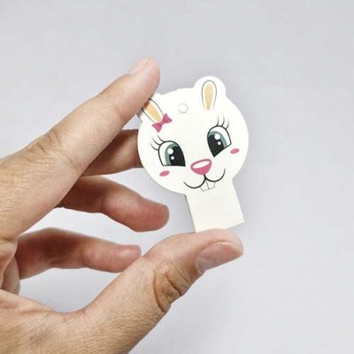 کارت زیورآلات طرح تاشو مدل کیتی بسته ۱۰ عددی 🐱 معرفی کارت زیورآلات طرح تاشو مدل کیتی کارت زیورآلات طرح تاشو مدل کیتی یک انتخاب فانتزی و جذاب برای بسته‌بندی و ارائه انواع زیورآلات و اکسسوری است. طراحی دوست‌داشتنی طرح کیتی باعث می‌شود بسته‌بندی محصولات، به‌خصوص زیورآلات کودکانه و دخترانه، ظاهری زیباتر و جذاب‌تر داشته باشد. این کارت زیورآلات به‌صورت تاشو طراحی شده و برای قرار دادن انواع گردنبند، گوشواره و دستبند مناسب است. اگر فروشنده بدلیجات، تولیدکننده زیورآلات دست‌ساز یا فعال حوزه اکسسوری هستید، استفاده از کارت بسته‌بندی مناسب می‌تواند ظاهر محصولات شما را حرفه‌ای‌تر کند. ✨ این محصول در بسته ۱۰ عددی عرضه می‌شود و گزینه‌ای کاربردی برای بسته‌بندی زیورآلات و اکسسوری‌های فانتزی است. ⭐ ویژگی‌های محصول ✅ طراحی فانتزی و جذاب طرح کیتی ✅ مدل تاشو ✅ مناسب برای زیورآلات کودکانه و دخترانه ✅ مناسب برای بسته‌بندی گردنبند، گوشواره و دستبند ✅ عرضه در بسته ۱۰ عددی ✅ مناسب برای فروشگاه‌های بدلیجات و اکسسوری ✅ مناسب برای تولیدکنندگان زیورآلات دست‌ساز ✅ مناسب برای بسته‌بندی و هدیه دادن 💎 کاربردهای کارت زیورآلات طرح کیتی این کارت فانتزی برای بسته‌بندی و ارائه محصولات مختلف مناسب است: 📿 کارت گردنبند 💎 کارت گوشواره 📿 کارت دستبند 🎀 بسته‌بندی اکسسوری‌های دخترانه 💍 بسته‌بندی زیورآلات دست‌ساز 🎁 ارائه زیورآلات به‌عنوان هدیه 🏪 استفاده در فروشگاه‌های بدلیجات و اکسسوری 💡 چرا کارت زیورآلات طرح کیتی را انتخاب کنیم؟ ظاهر بسته‌بندی تأثیر زیادی در جذابیت محصول دارد. کارت زیورآلات طرح کیتی با طراحی کودکانه و فانتزی خود، می‌تواند گزینه‌ای مناسب برای ارائه زیورآلات دخترانه و کودکانه باشد. مدل تاشو این کارت نیز به مرتب‌تر قرار گرفتن محصول کمک می‌کند و برای فروشندگان، تولیدکنندگان زیورآلات و افرادی که محصولات دست‌ساز تولید می‌کنند، کاربردی است. 🛍️ خرید از خرازی آرامیس در خرازی آرامیس می‌توانید انواع کارت زیورآلات، کارت بسته‌بندی، لوازم ساخت زیورآلات، لوازم بدلیجات، خرجکار و اکسسوری را تهیه کنید. برای مشاهده محصولات جدید و اطلاع از موجودی کالاها، از طریق کانال‌های زیر همراه ما باشید: 📢 کانال محصولات جدید در ایتا: https://eitaa.com/kharraziaramis 🔍 کلمات کلیدی سئو کارت زیورآلات طرح کیتی، کارت زیورالات کیتی، کارت بدلیجات کیتی، کارت بسته بندی کیتی، کارت زیورآلات تاشو، کارت بدلیجات تاشو، کارت تاشو کیتی، کارت گردنبند کیتی، کارت گوشواره کیتی، کارت دستبند کیتی، کارت زیورآلات کودکانه، کارت زیورآلات دخترانه، کارت فانتزی زیورآلات، کارت بسته بندی گردنبند، کارت بسته بندی گوشواره، کارت بسته بندی دستبند، کارت اکسسوری، کارت بدلیجات، کارت مخصوص زیورآلات، کارت مخصوص بدلیجات، بسته بندی زیورآلات، لوازم بسته بندی زیورآلات، بسته بندی اکسسوری، لوازم ساخت بدلیجات، لوازم ساخت زیورآلات، کارت زیورآلات بسته ۱۰ عددی، خرید کارت زیورآلات، خرازی آرامیس، خرازی ارامیس، خرازی آنلاین، خرازی اینترنتی، خرازی قم، خرازی بدلیجات، لوازم زیورآلات، فروشگاه خرازی قم، خرازی عمده آرامیس.