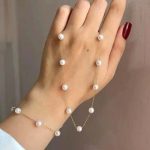 نیم‌ ست مرواریدی با زنجیر استیل 🤍 نیم‌ست مرواریدی با زنجیر استیل گردنبند، دستبند و گوشواره مرواریدی ✨ معرفی نیم‌ست مرواریدی زنجیر استیل نیم‌ست مرواریدی با زنجیر استیل یک انتخاب زیبا و ظریف برای علاقه‌مندان به زیورآلات مرواریدی است. ترکیب مرواریدهای جذاب با زنجیر استیل رنگ ثابت، ظاهری شیک و چشم‌نواز به این نیم‌ست بخشیده است. این محصول شامل گردنبند، دستبند و یک جفت گوشواره آویزدار مرواریدی بوده و در دو رنگ زیبای طلایی و نقره‌ای عرضه می‌شود. استفاده از زنجیر، قفل، حلقه و اتصالات استیل، این نیم‌ست را به گزینه‌ای مناسب برای استفاده روزمره و مهمانی تبدیل کرده است. ✨ فاصله منظم مرواریدها روی زنجیر، طراحی این محصول را خاص‌تر کرده و جلوه‌ای ظریف و جذاب به گردن و دست شما می‌بخشد. ⭐ ویژگی‌های محصول ✅ نیم‌ست زیبا با طراحی مرواریدی ✅ شامل گردنبند، دستبند و گوشواره ✅ زنجیر از جنس استیل رنگ ثابت ✅ حلقه، قفل و اتصالات استیل ✅ عرضه در دو رنگ طلایی و نقره‌ای ✅ فاصله بین مرواریدها روی زنجیر حدود ۴ سانتی‌متر ✅ دارای زنجیر سایز برای تنظیم بهتر ✅ مناسب استفاده روزمره، مهمانی و هدیه 📌 مشخصات فنی نام محصول: نیم‌ست مرواریدی زنجیر استیل نوع: نیم‌ست زیورآلات رنگ‌بندی: طلایی و نقره‌ای جنس زنجیر: استیل رنگ ثابت جنس قفل و اتصالات: استیل فاصله بین مرواریدها: حدود ۴ سانتی‌متر 📿 مشخصات گردنبند طول گردنبند: ۴۰ سانتی‌متر زنجیر سایز: ۵ سانتی‌متر 🤍 مشخصات دستبند طول دستبند: ۱۶ سانتی‌متر زنجیر سایز: ۴ سانتی‌متر ✨ مشخصات گوشواره مدل: آویزدار دو مرواریدی طول گوشواره: حدود ۷ سانتی‌متر 💎 چرا نیم‌ست مرواریدی را انتخاب کنیم؟ زیورآلات مرواریدی همیشه از مدل‌های محبوب و جذاب هستند و به‌راحتی با لباس‌های مختلف ست می‌شوند. نیم‌ست مرواریدی زنجیر استیل با طراحی ظریف و ترکیب رنگ طلایی و نقره‌ای، می‌تواند انتخابی مناسب برای افرادی باشد که به دنبال یک ست زیورآلات زیبا و متفاوت هستند. وجود گردنبند، دستبند و گوشواره هماهنگ نیز باعث می‌شود بتوانید استایل خود را به‌صورت کامل و هماهنگ تکمیل کنید. 🎁 مناسب برای هدیه این نیم‌ست زیبا می‌تواند گزینه‌ای جذاب برای هدیه دادن باشد: 🎂 هدیه تولد 💕 هدیه برای دوستان 🎁 هدیه مناسبتی 💝 هدیه برای علاقه‌مندان به زیورآلات مرواریدی ✨ هدیه‌ای زیبا و کاربردی برای دختران و بانوان 🛍️ خرید از خرازی آرامیس در خرازی آرامیس می‌توانید انواع زیورآلات، گردنبند، دستبند، گوشواره، نیم‌ست، بدلیجات و اکسسوری‌های فانتزی را تهیه کنید. برای مشاهده جدیدترین محصولات و اطلاع از موجودی، عضو کانال ایتای خرازی آرامیس شوید: 📢 کانال محصولات جدید: https://eitaa.com/kharraziaramis 🔍 کلمات کلیدی نیم ست مرواریدی، نیم ست مروارید، نیم ست استیل مرواریدی، نیم ست مرواریدی استیل، ست مرواریدی زنانه، گردنبند مرواریدی استیل، گردنبند مروارید، دستبند مرواریدی، دستبند مروارید استیل، گوشواره مرواریدی، گوشواره آویز مرواریدی، گوشواره دو مرواریدی، نیم ست طلایی مرواریدی، نیم ست نقره ای مرواریدی، زیورآلات مرواریدی، بدلیجات مرواریدی، ست زیورآلات زنانه، نیم ست دخترانه، اکسسوری زنانه، گردنبند استیل رنگ ثابت، دستبند استیل رنگ ثابت، خرید نیم ست مرواریدی، قیمت نیم ست مرواریدی، خرازی آرامیس، خرازی ارامیس، خرازی آنلاین، خرازی اینترنتی، خرازی قم، خرازی بدلیجات، لوازم زیورآلات، اکسسوری آنلاین، خرازی عمده آرامیس.